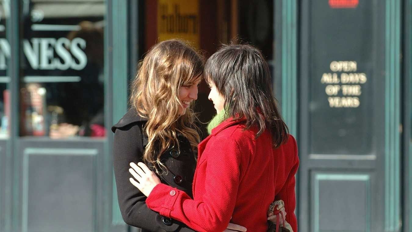 Los 2 lados de la cama Background