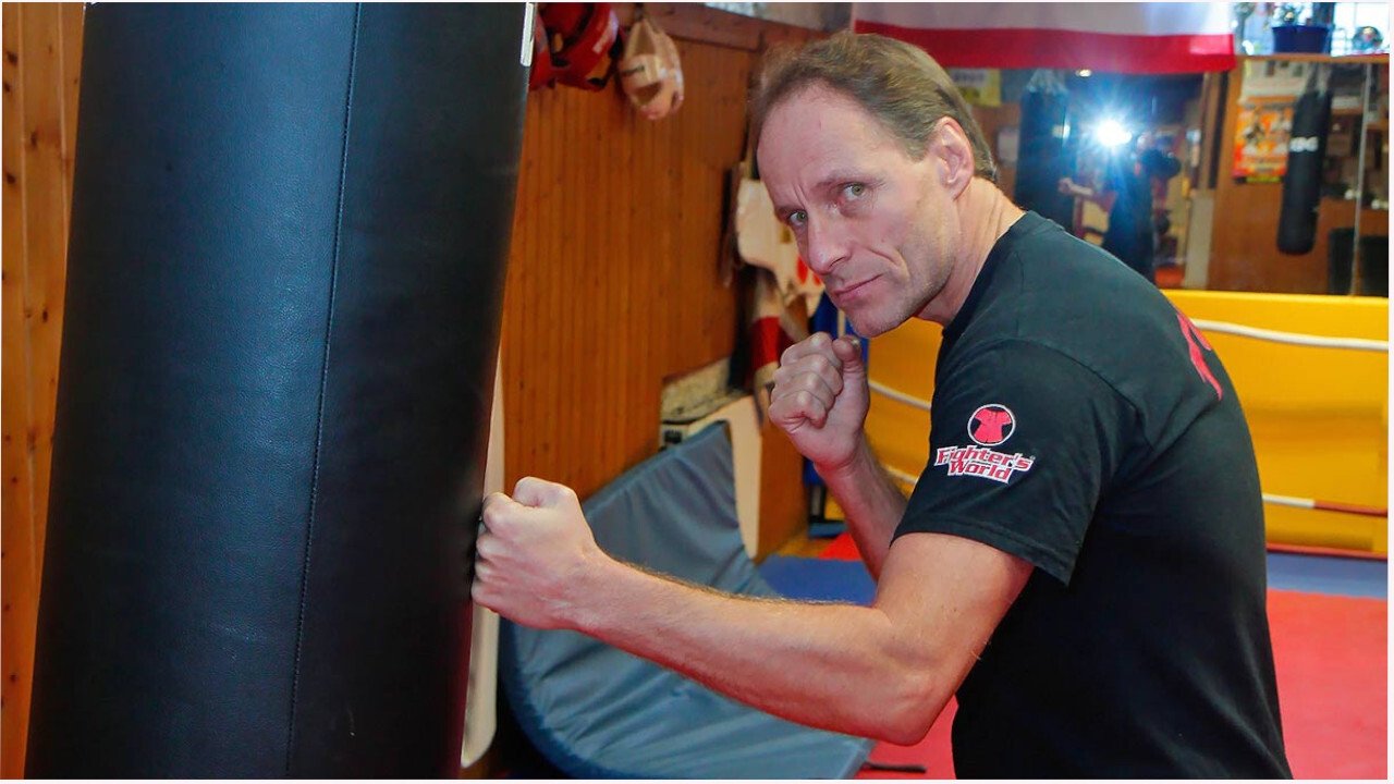 Das Geschäft mit der Liebe - Frauen aus dem Osten Background