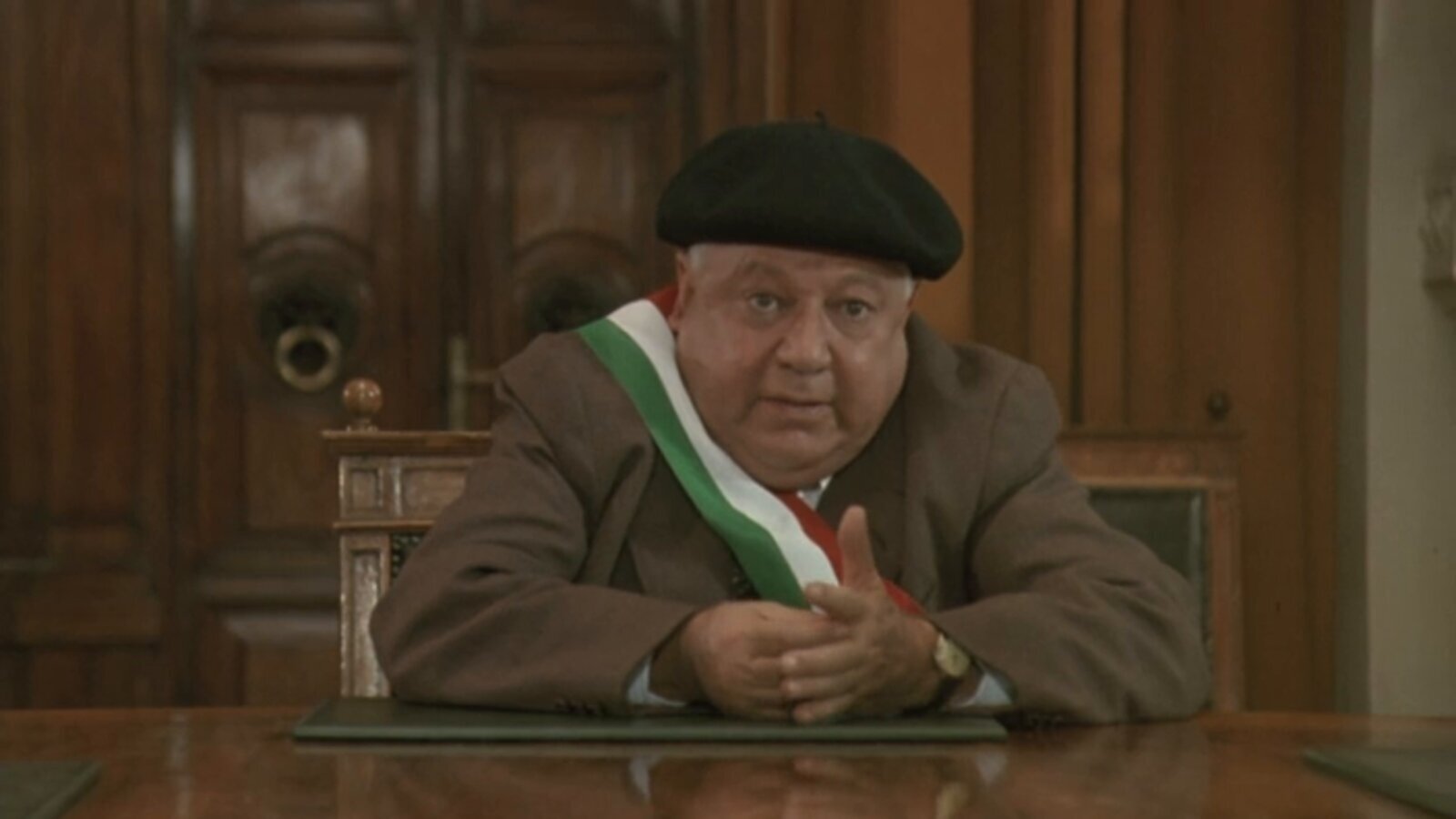 Fantozzi to the Rescue Background