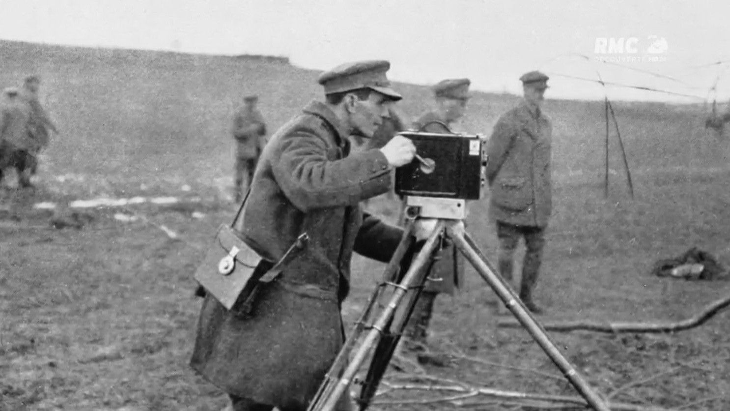 Dans la peau du premier caméraman de guerre Background