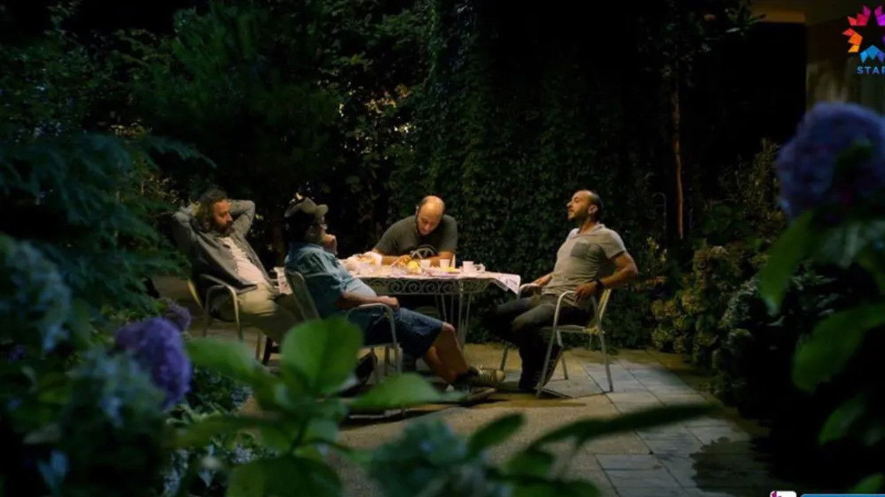 Ben de Özledim Background