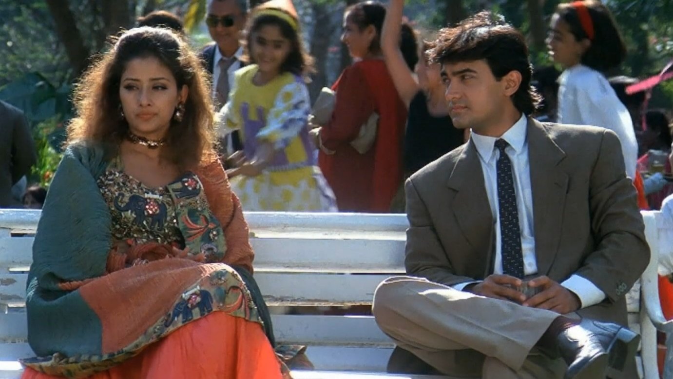 Akele Hum Akele Tum Background