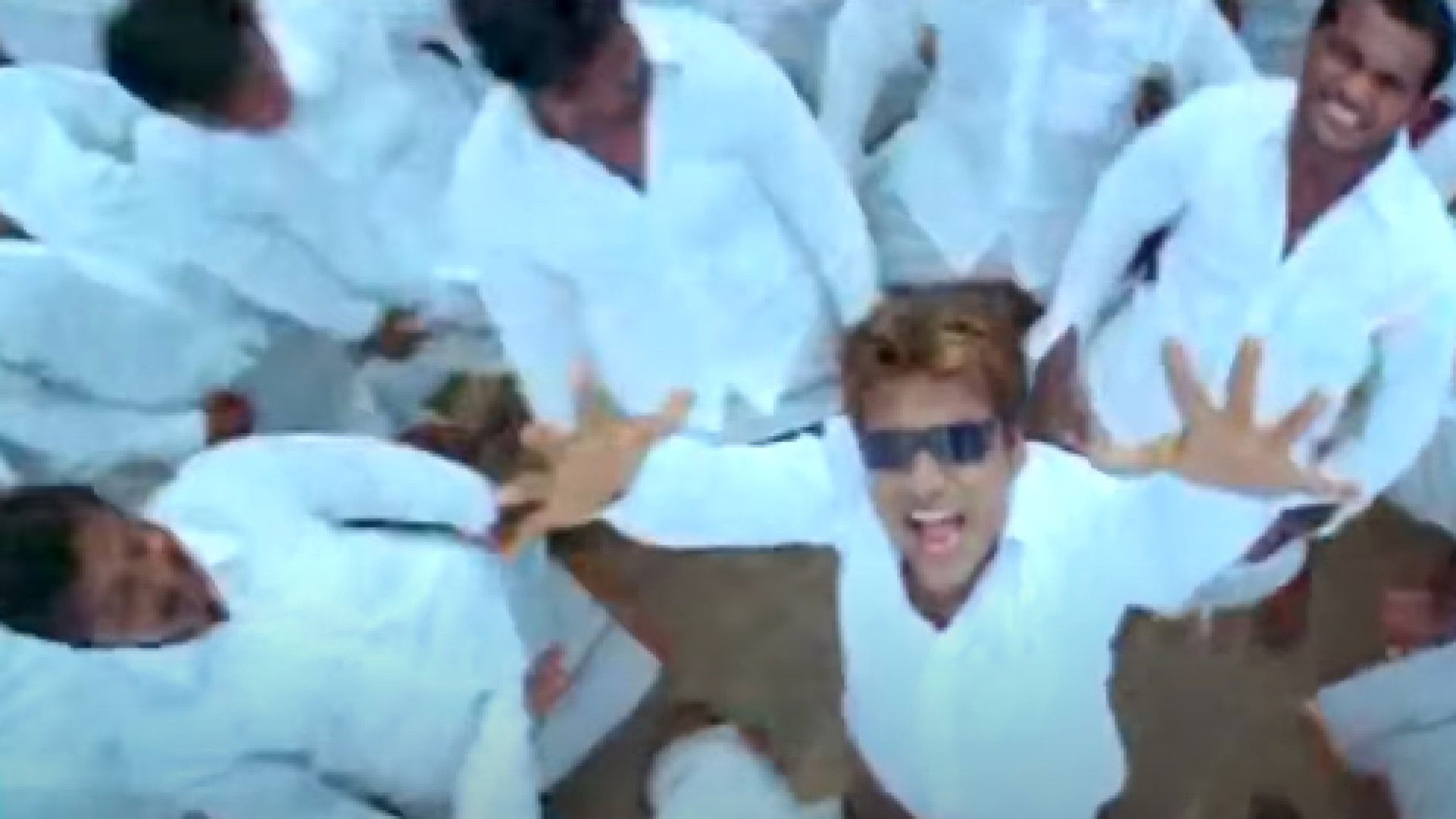 Ah Aah: Anbe Aaruyire Background