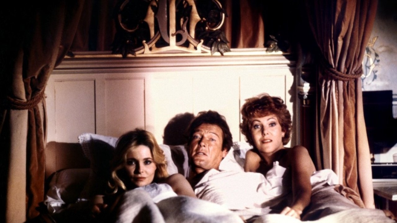 Sunday Lovers Background