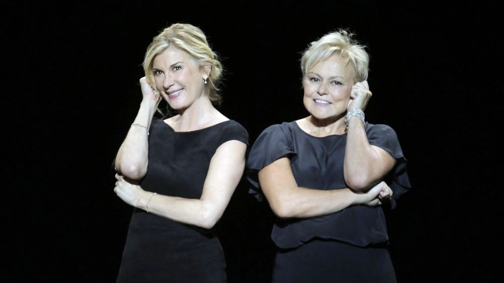 Elles s'aiment depuis 20 ans Background