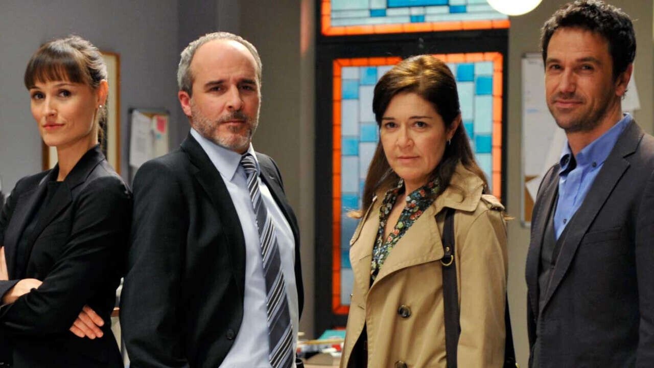 Los misterios de Laura Background