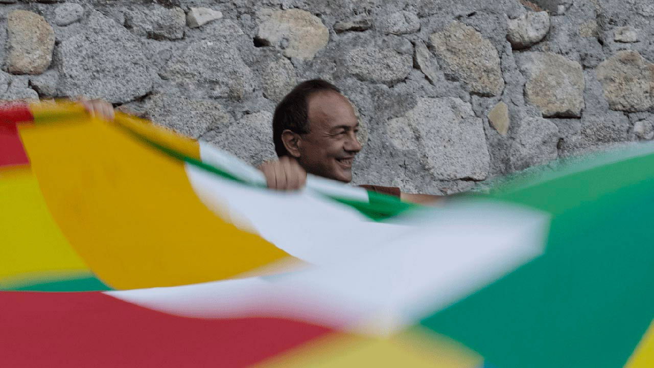 Un paese di resistenza Background