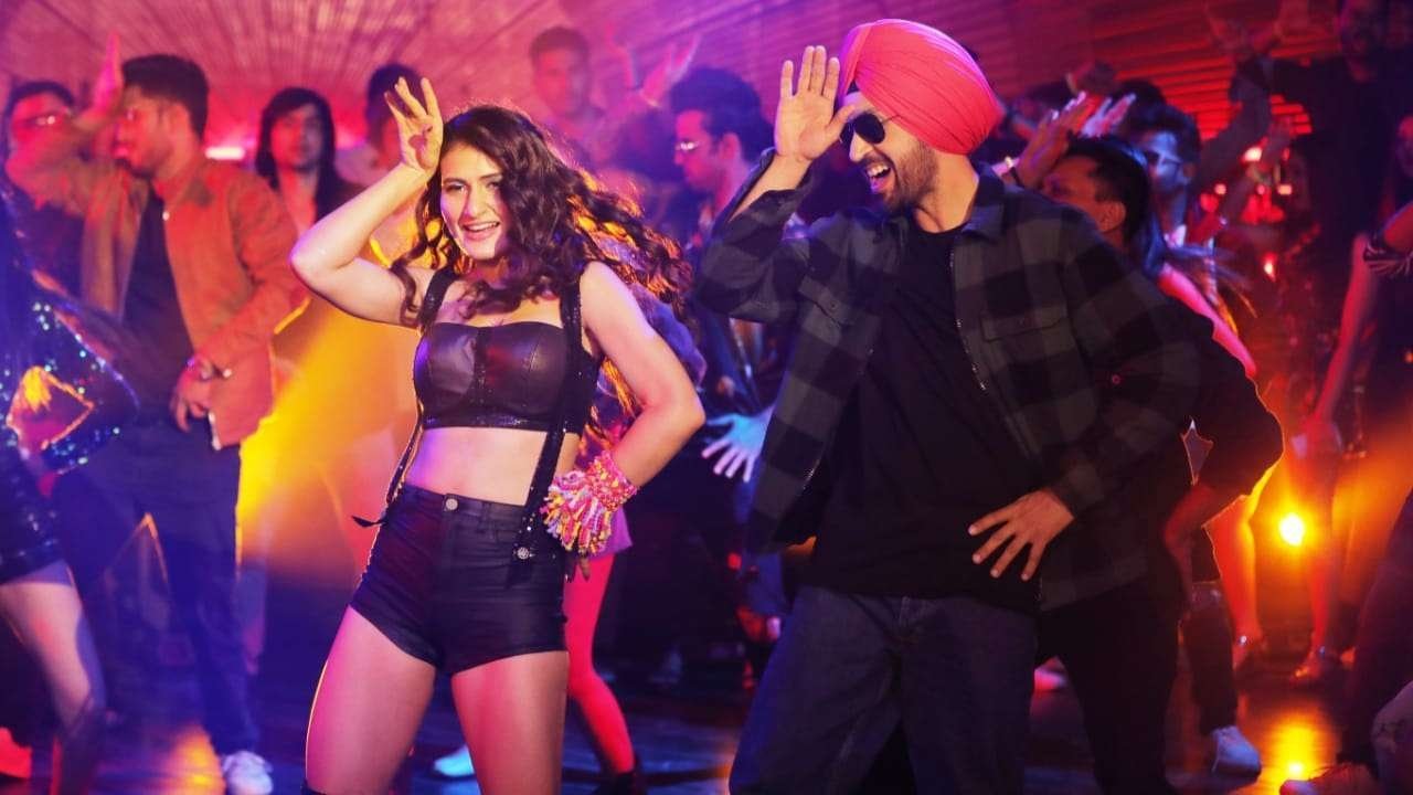 Suraj Pe Mangal Bhari Background