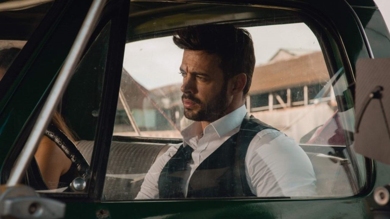 En brazos de un asesino Background