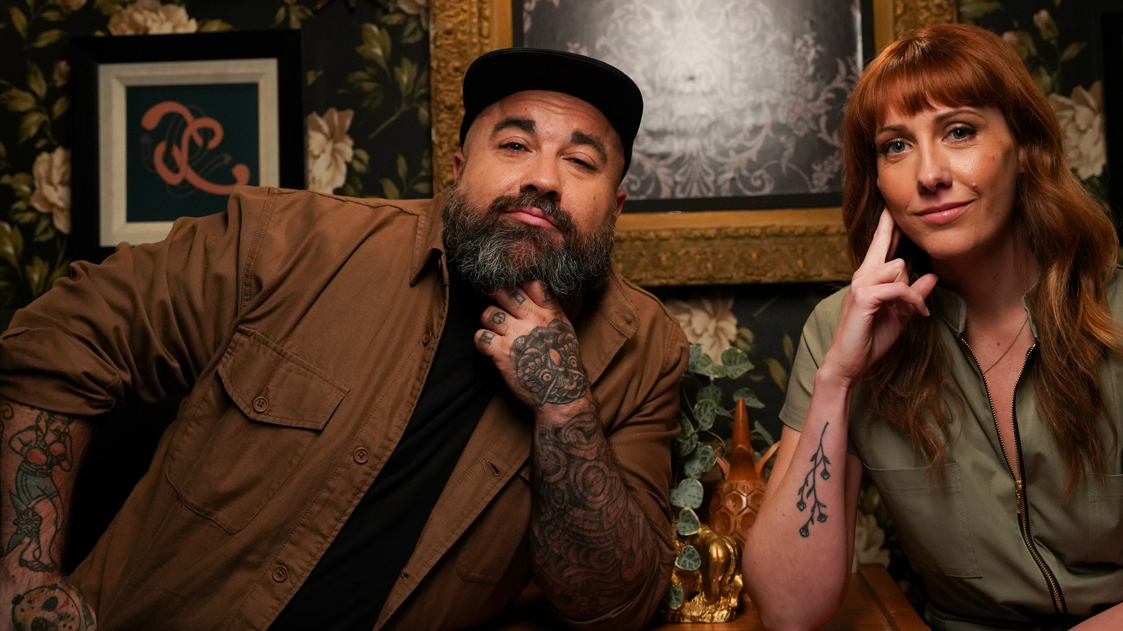 Au-delà du sexe Background