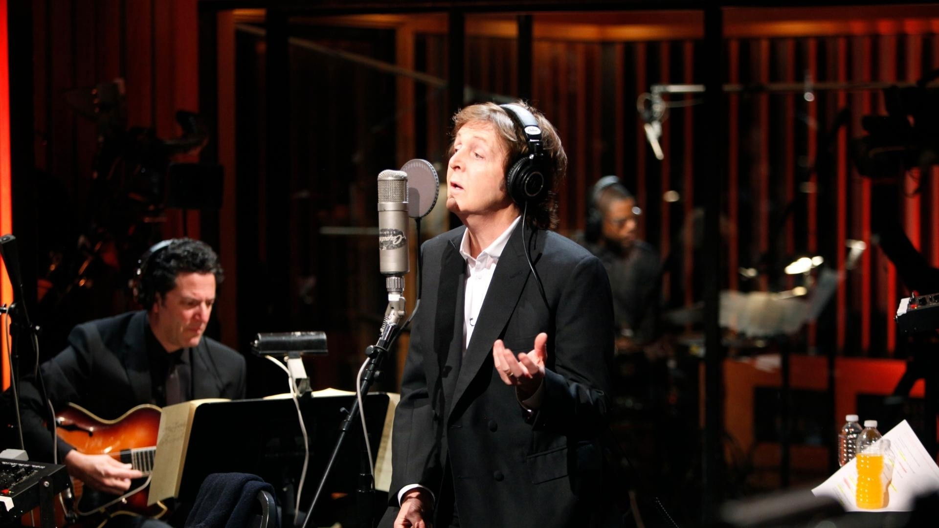 Paul McCartney: Live Kisses Background