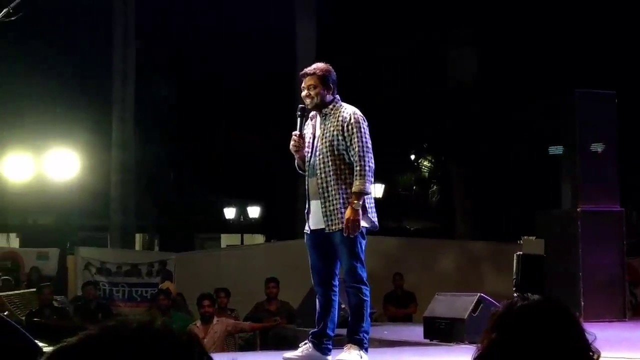 Zakir Khan: Haq Se Single Background