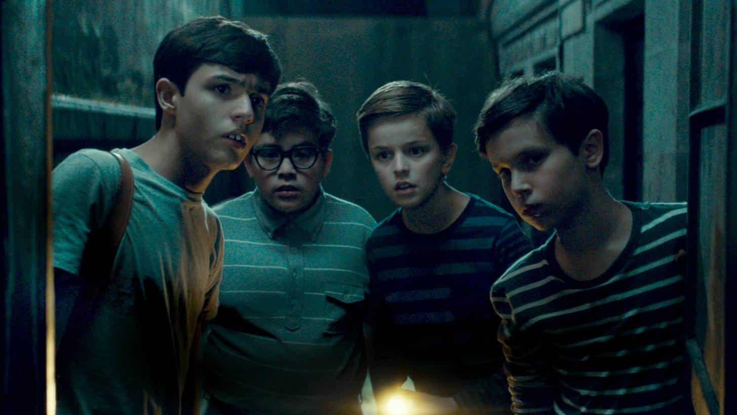 Mientras el lobo no está Background