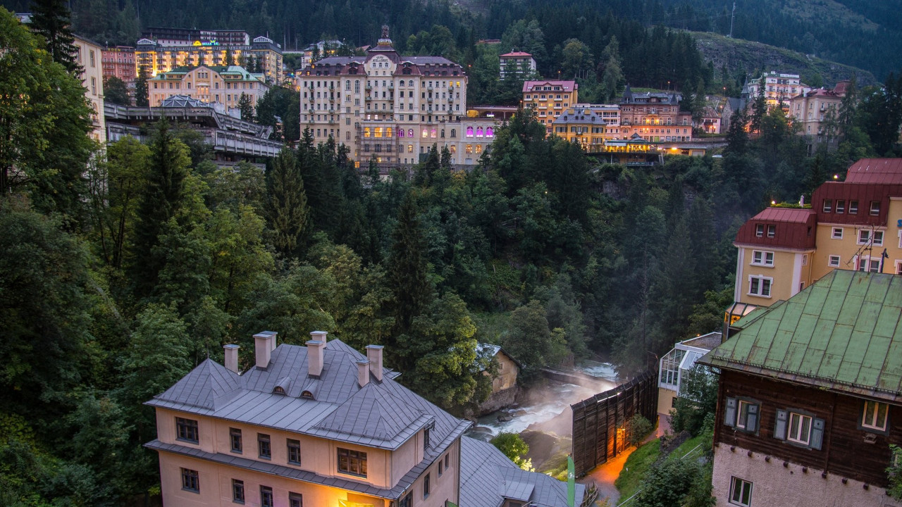 Das Dorf des Schweigens Background