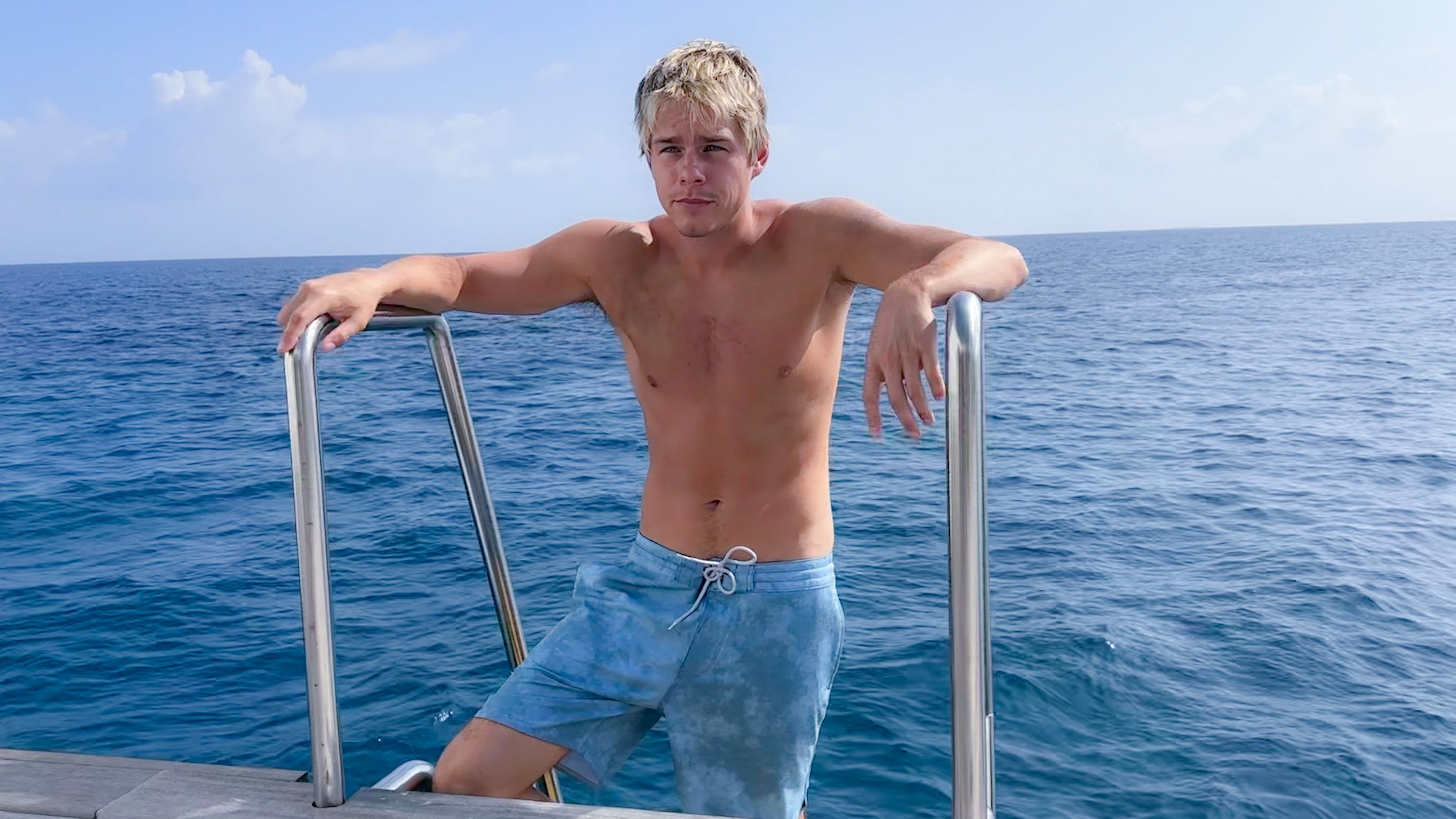 Love in the Maldives Background