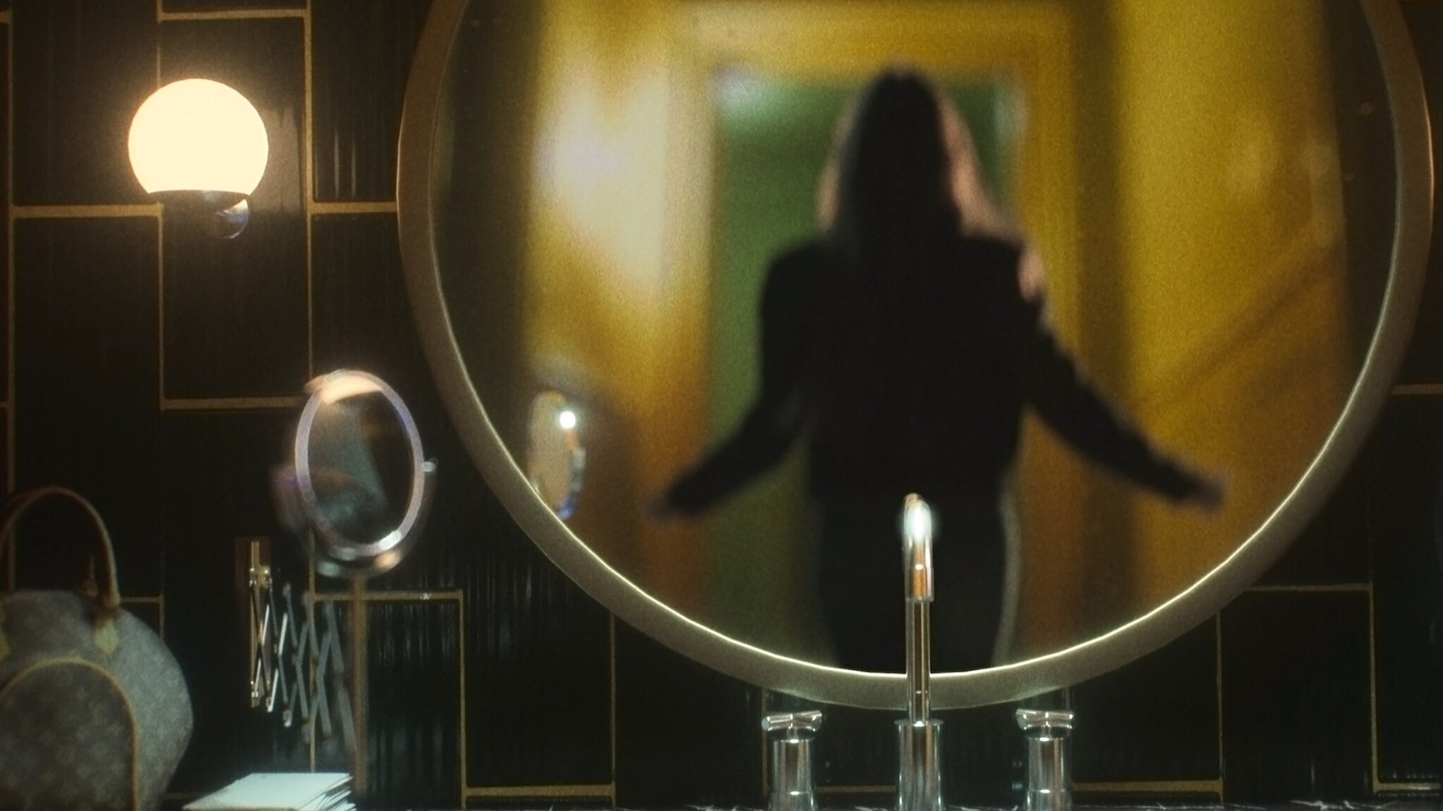 Angi: Crimen y mentira Background