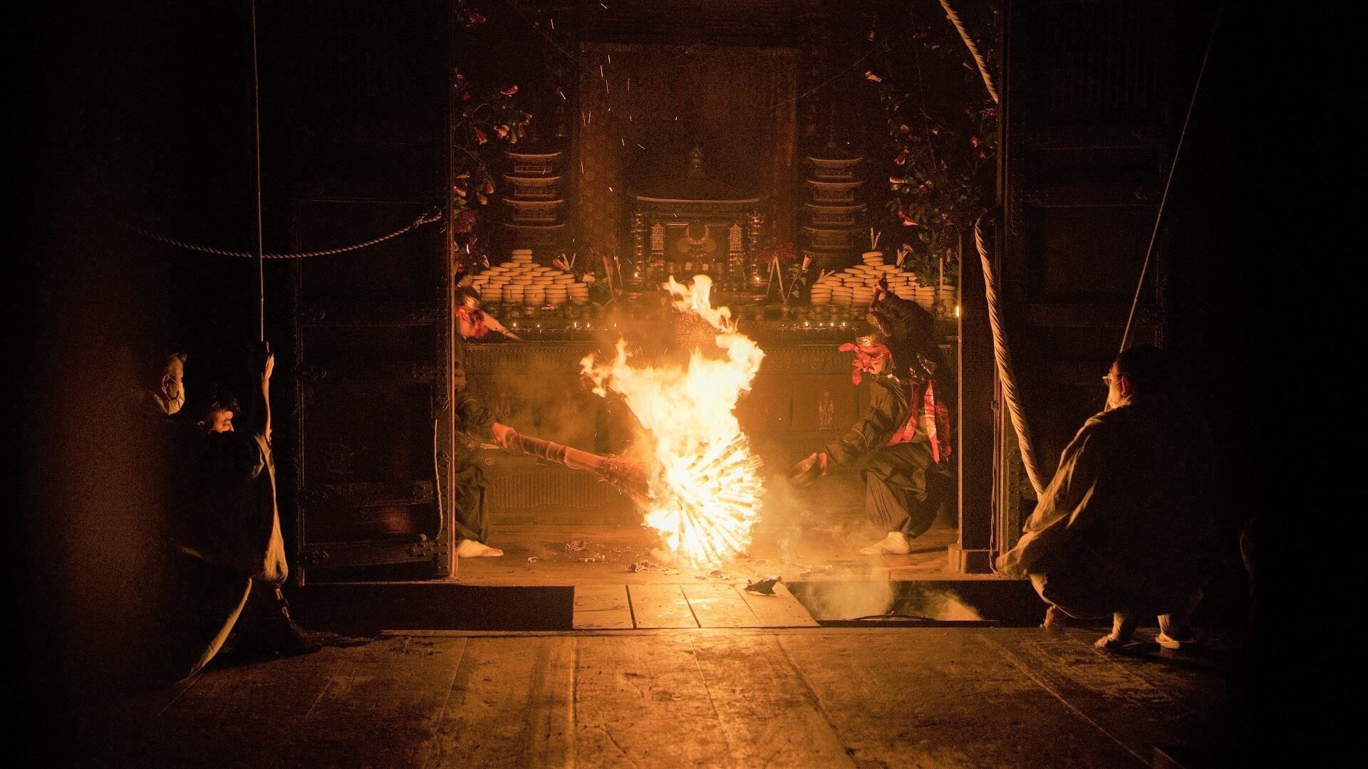 千三百年 祈り続ける～お水取り・東大寺修二会～ Background