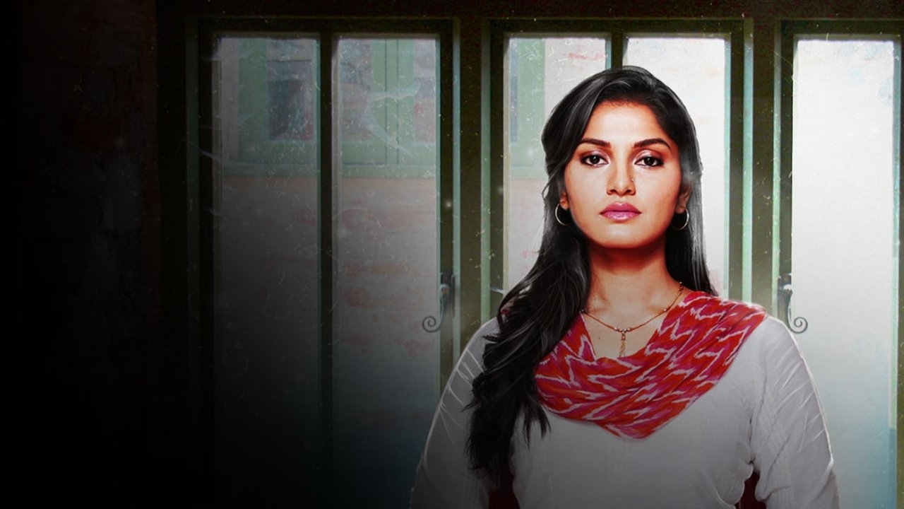 Aadhe Adhoore Background