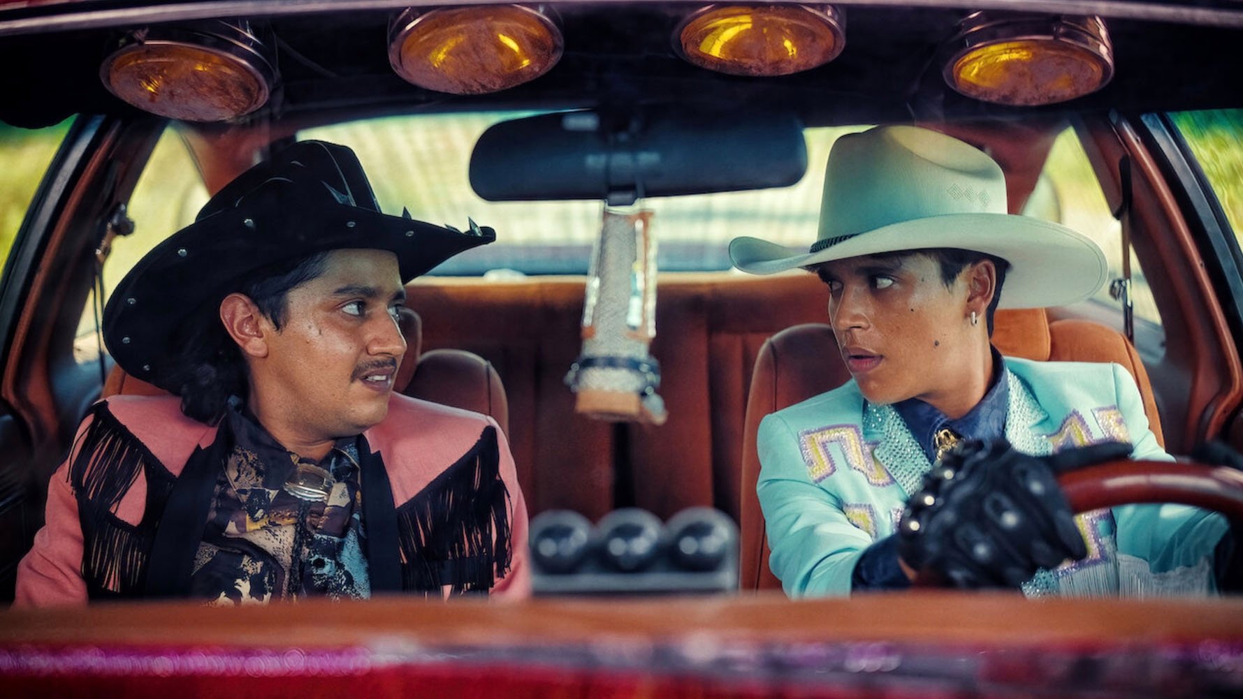 Los (casi) ídolos de Bahía Colorada Background