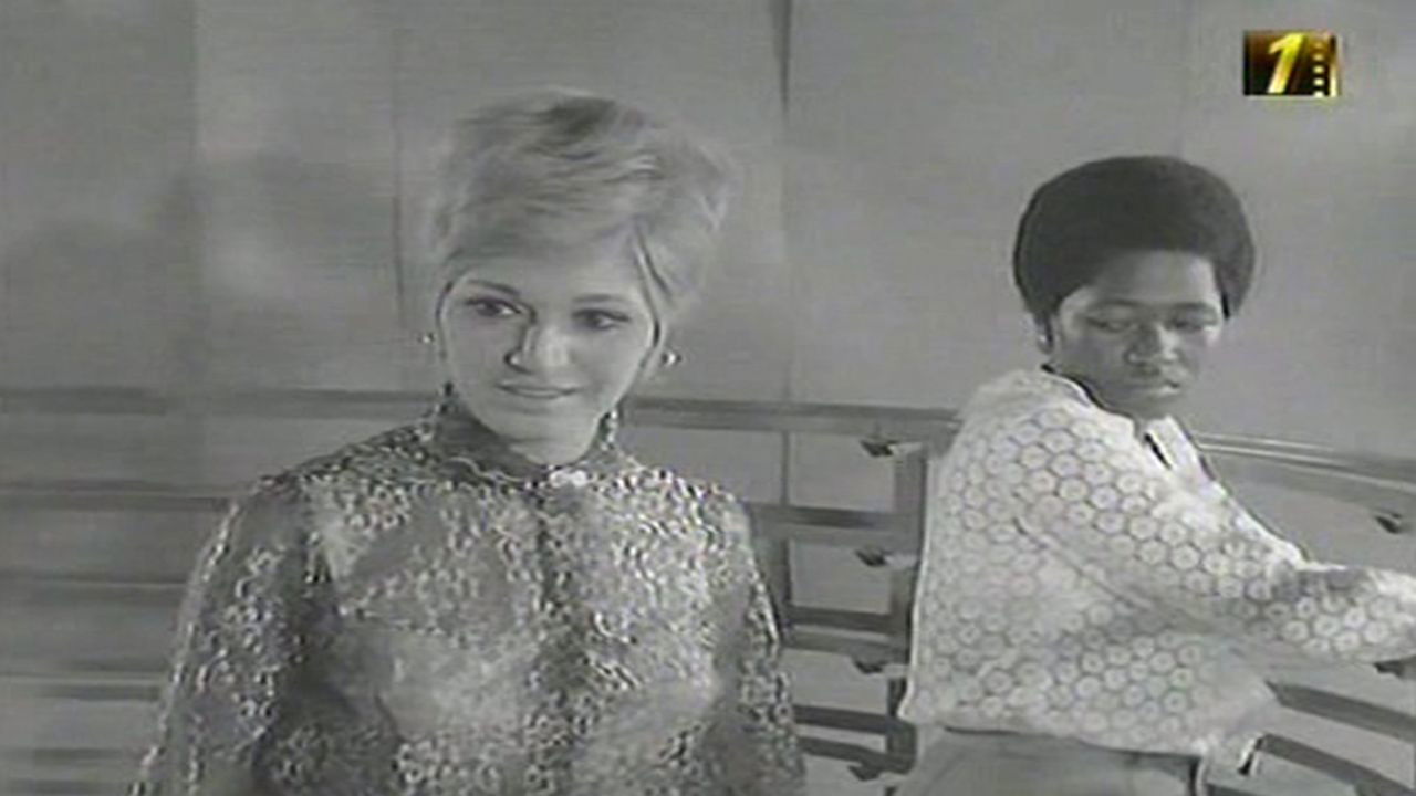 Nisaa' min Zahab Background