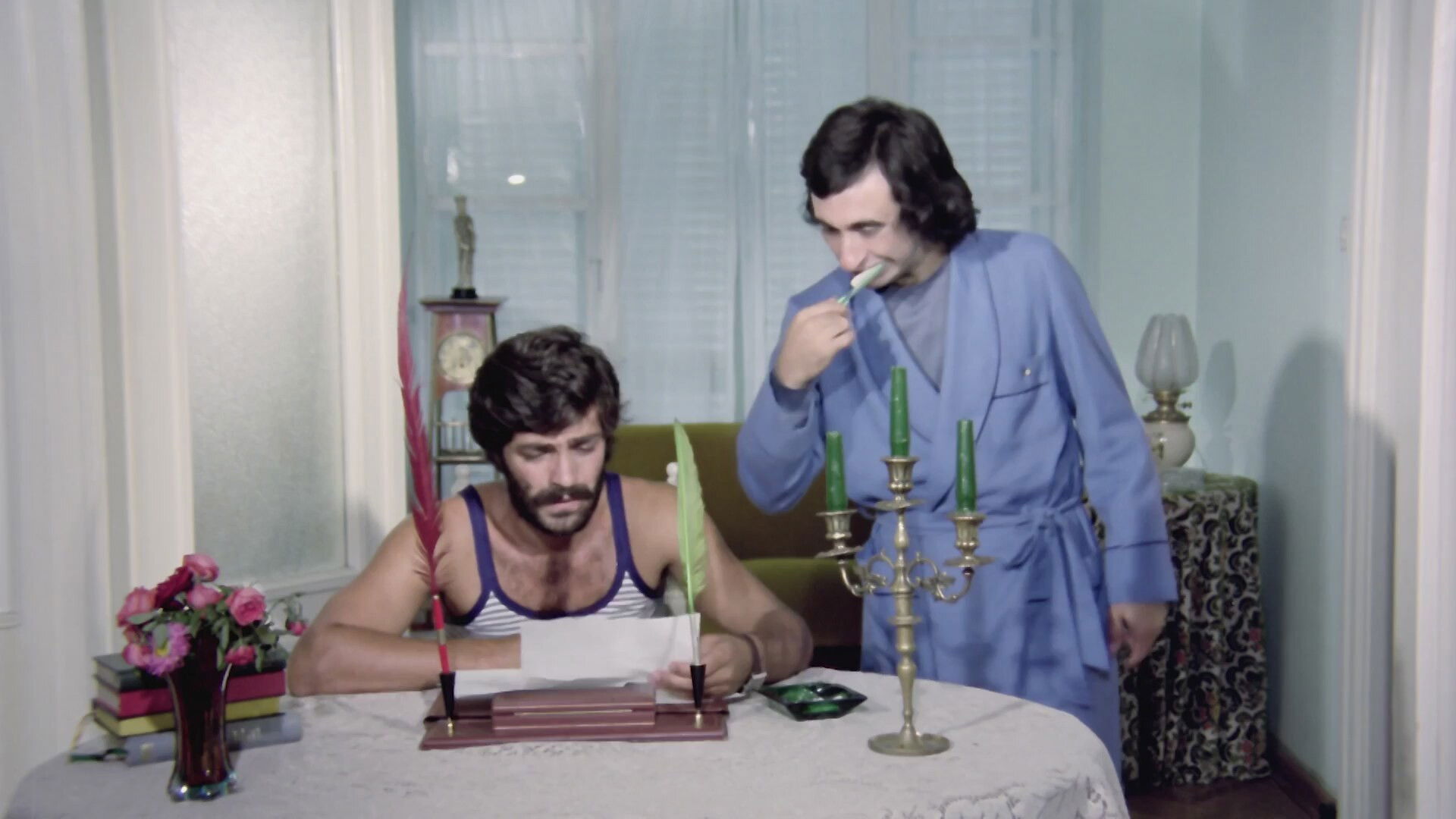 Uyanık Kardeşler Background