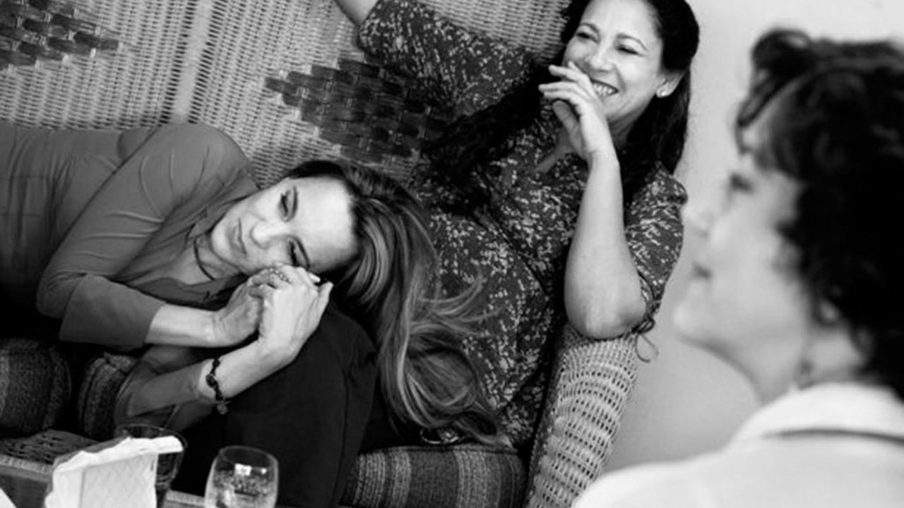 ¿Por qué lloran mis amigas? Background