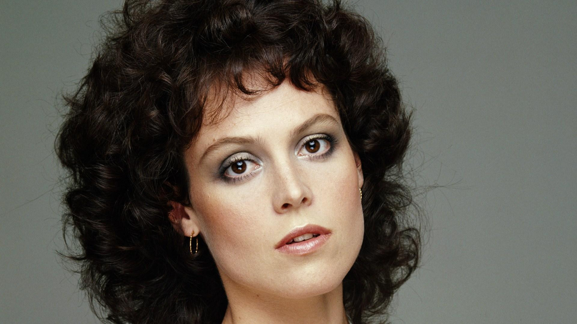 Sigourney Weaver - Actionheldin und Stil-Ikone Background