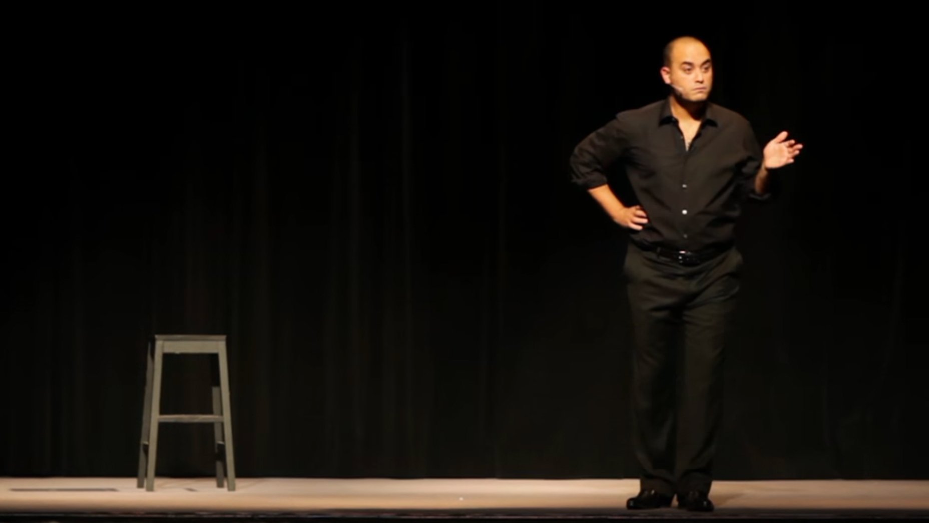 Jérôme Commandeur se fait discret Background