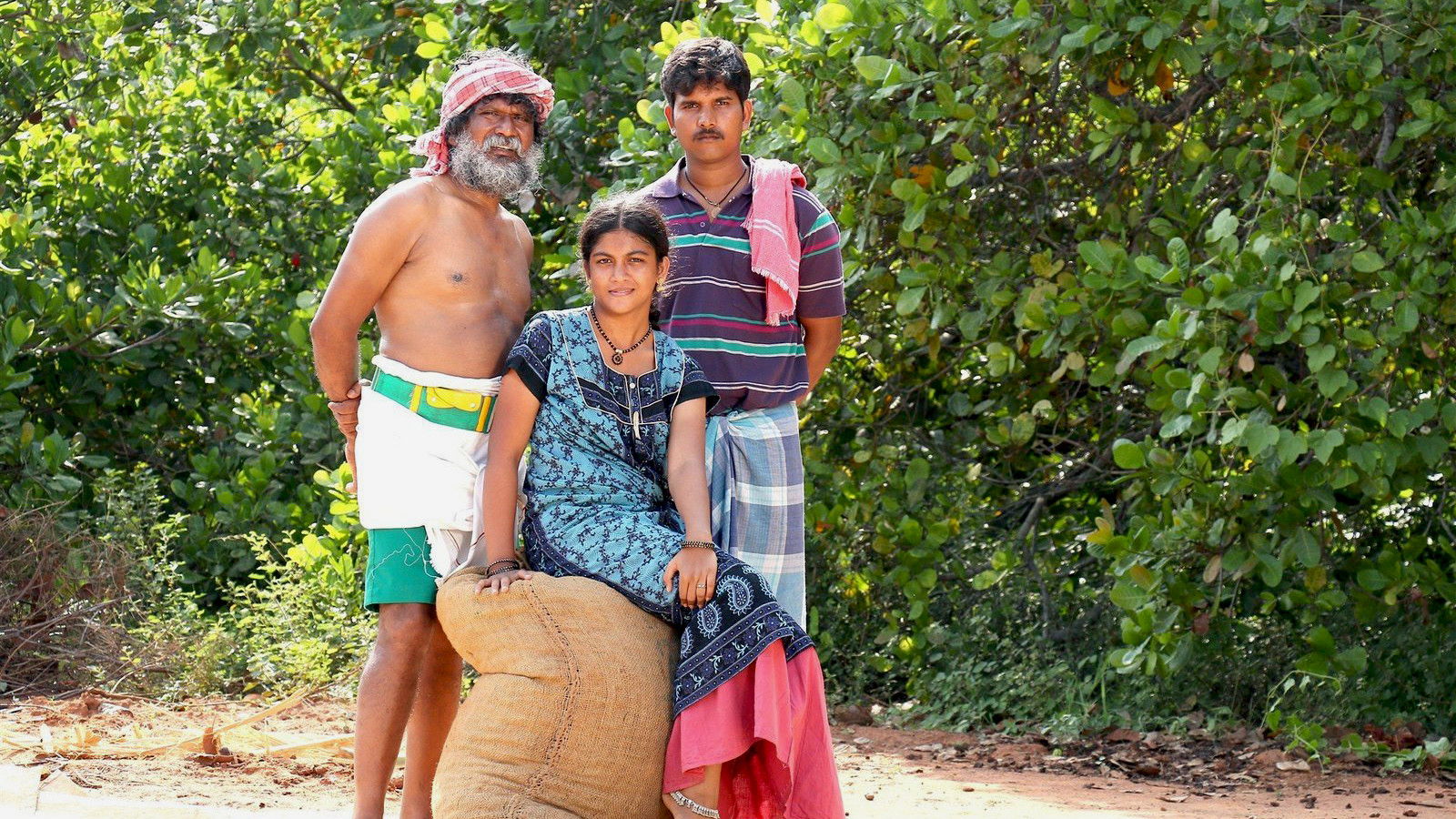 Munthiri Kaadu Background