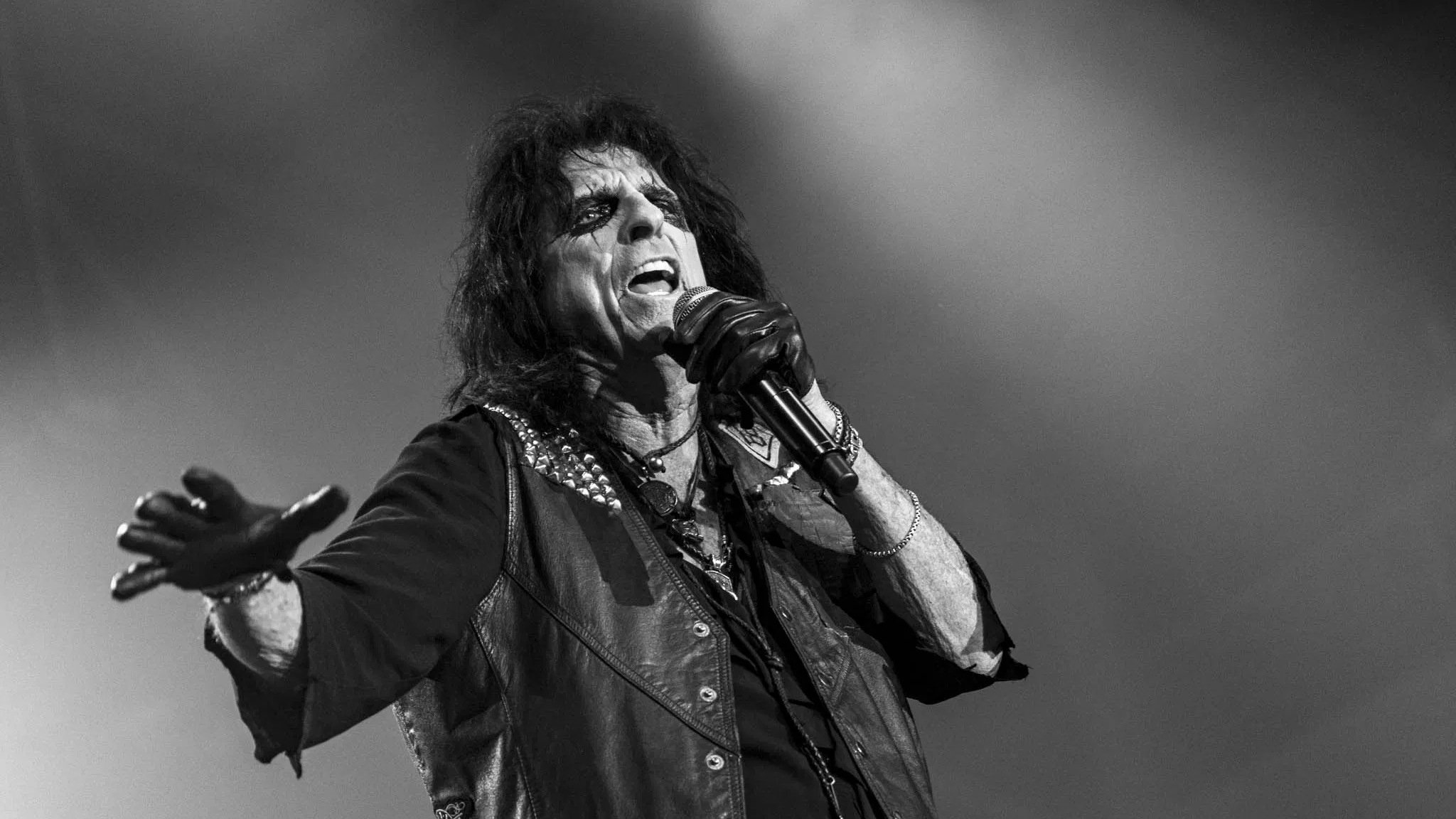 Alice Cooper: Brutally Live Background