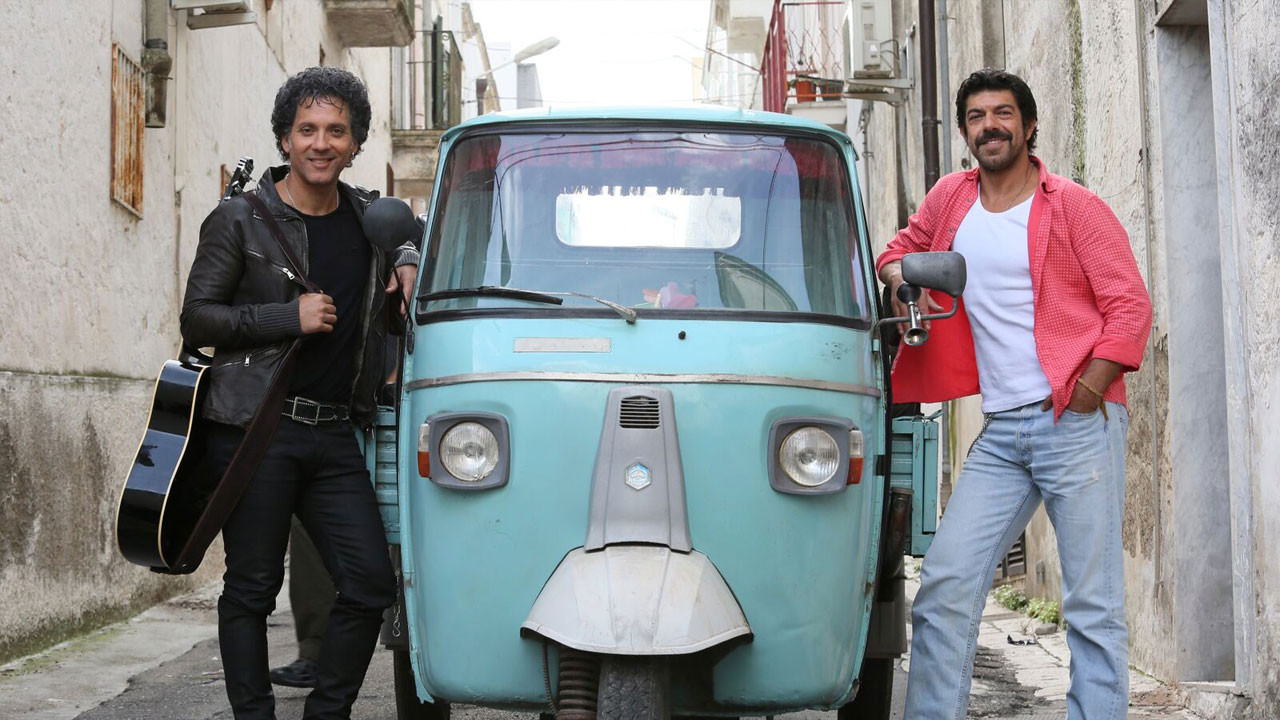 Chi m'ha visto Background