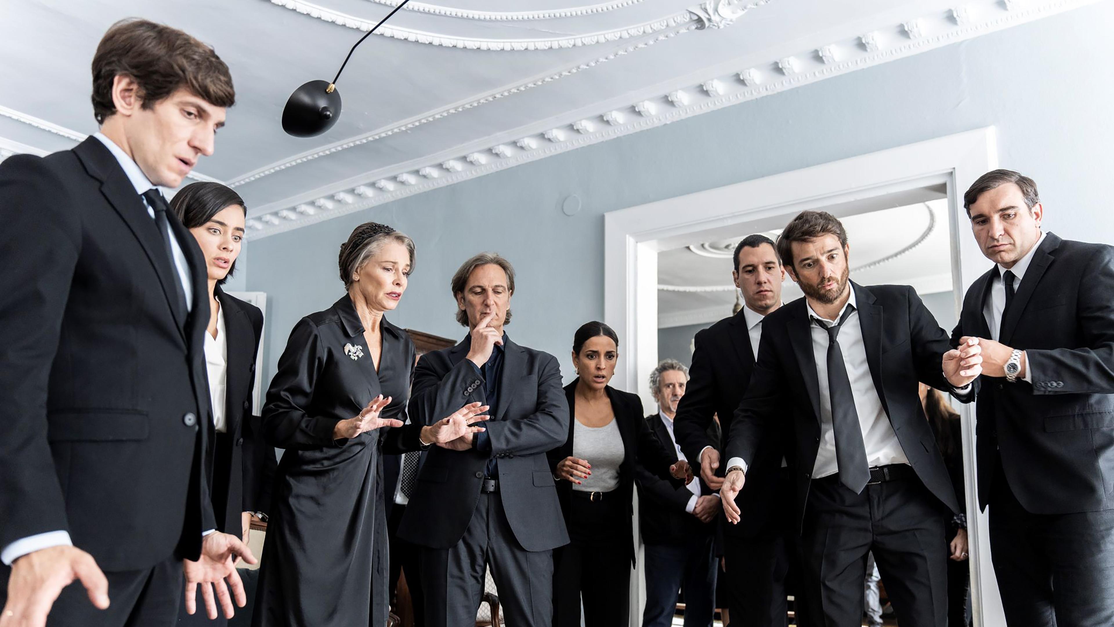 Un funeral de locos Background