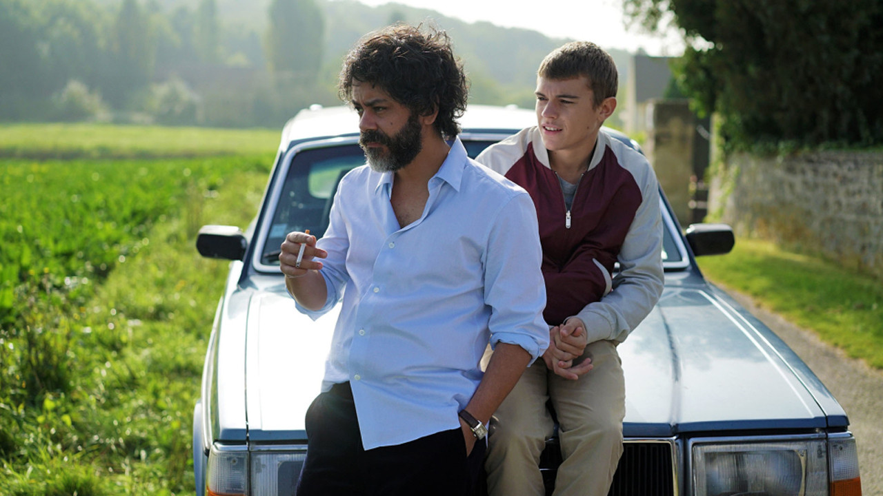 Un début prometteur Background