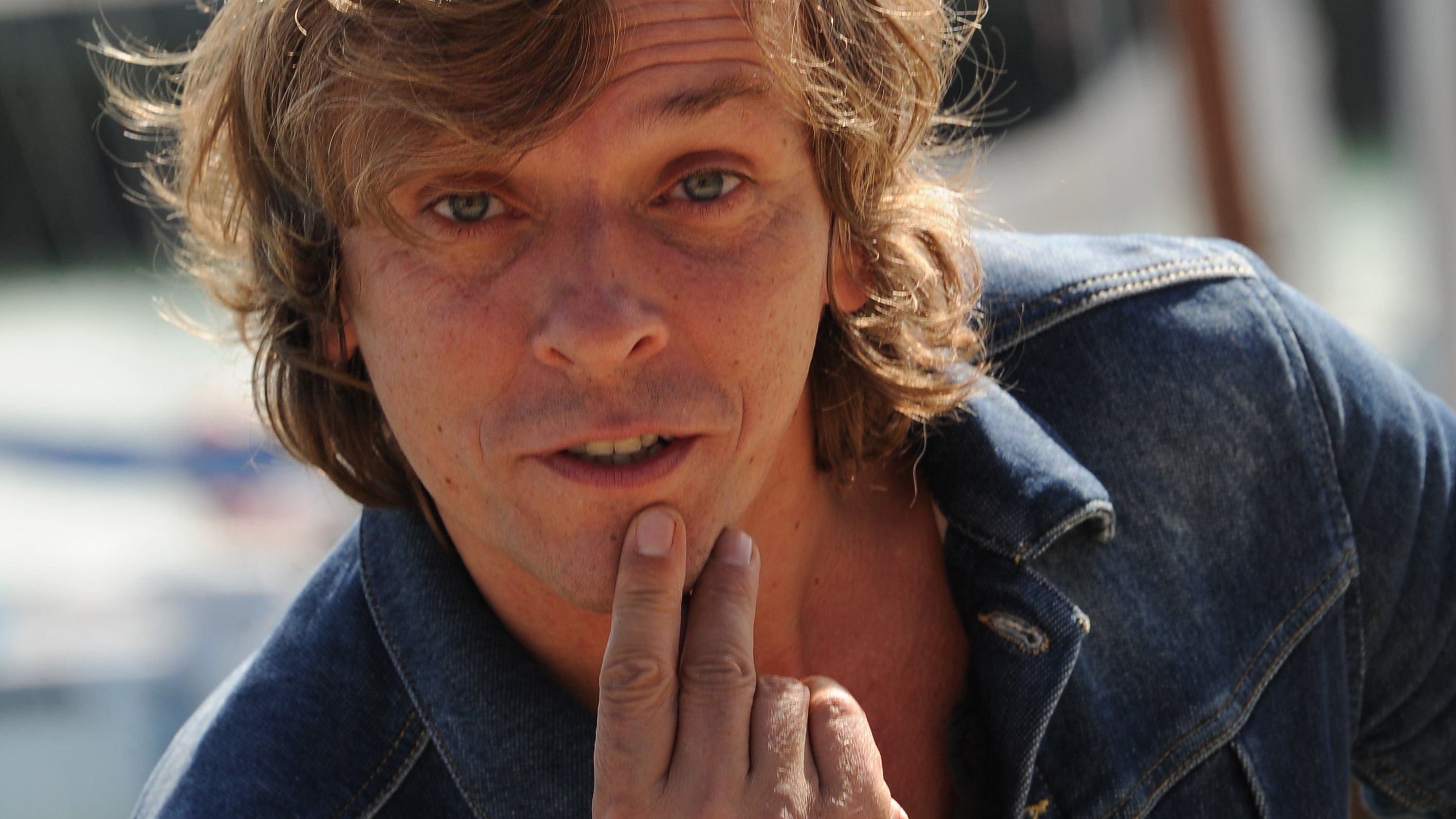 D'un monde à l'autre Background