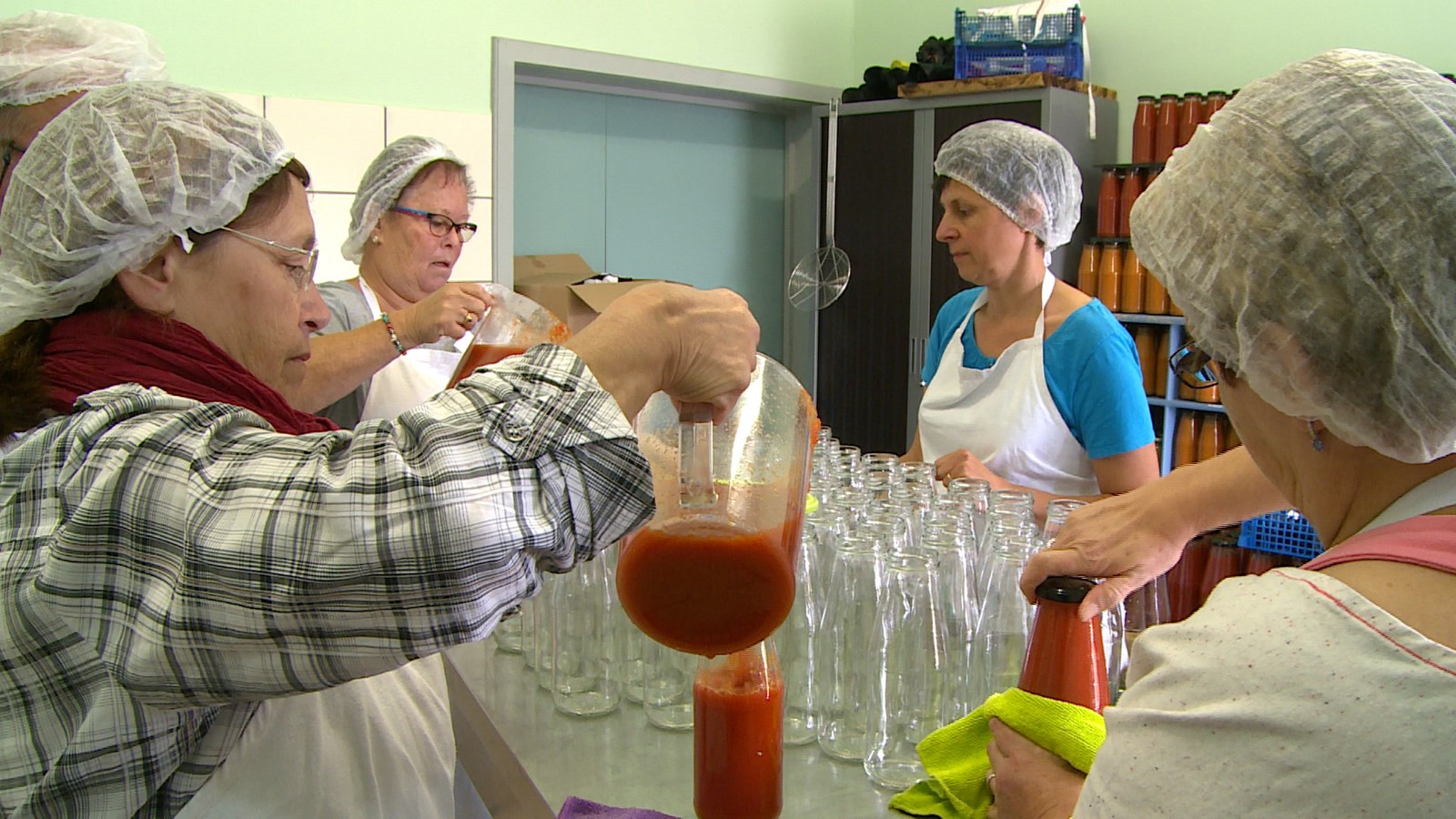 Qu'est-ce qu'on attend ? Background