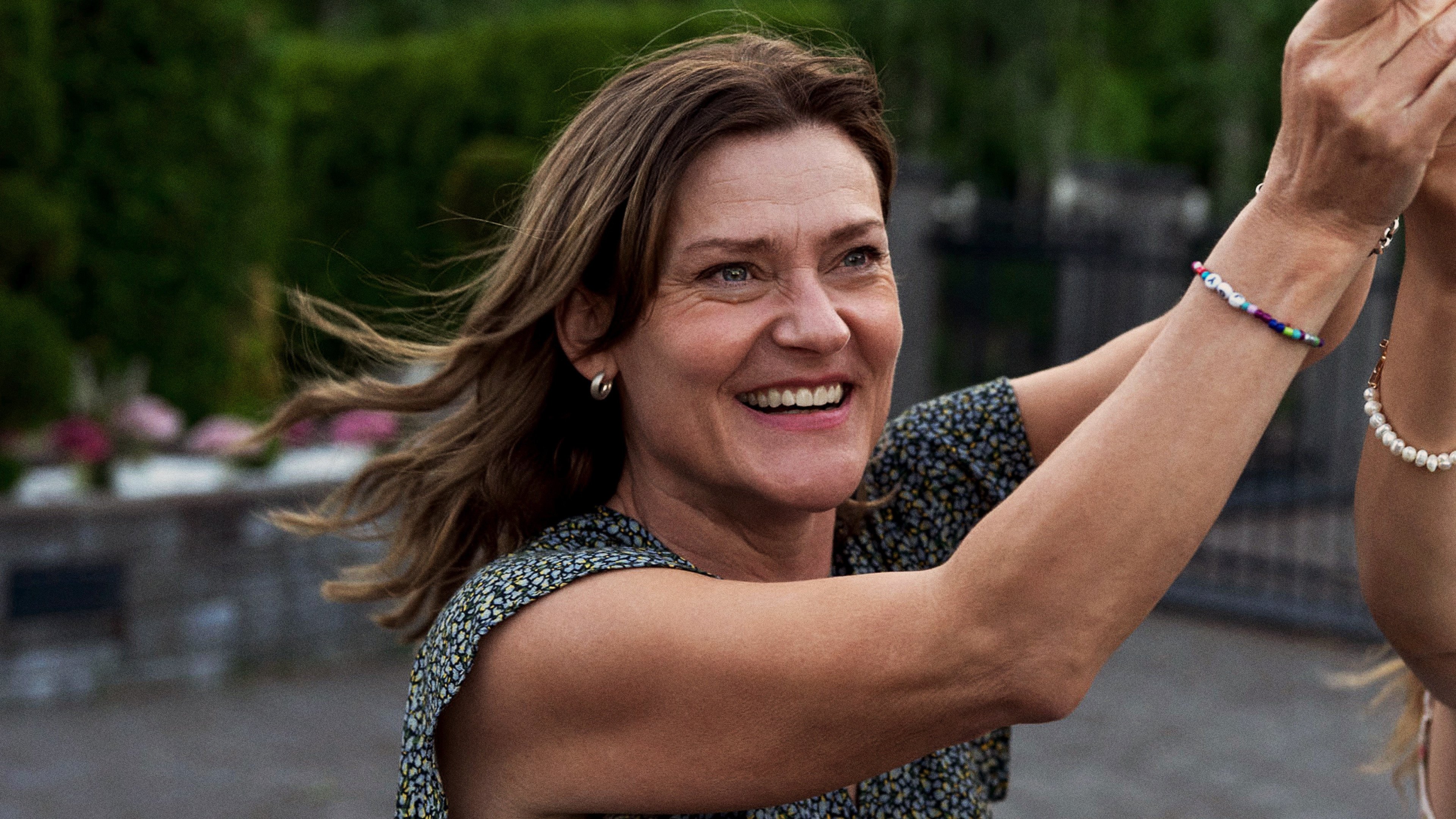 Summer Is Crazy Background