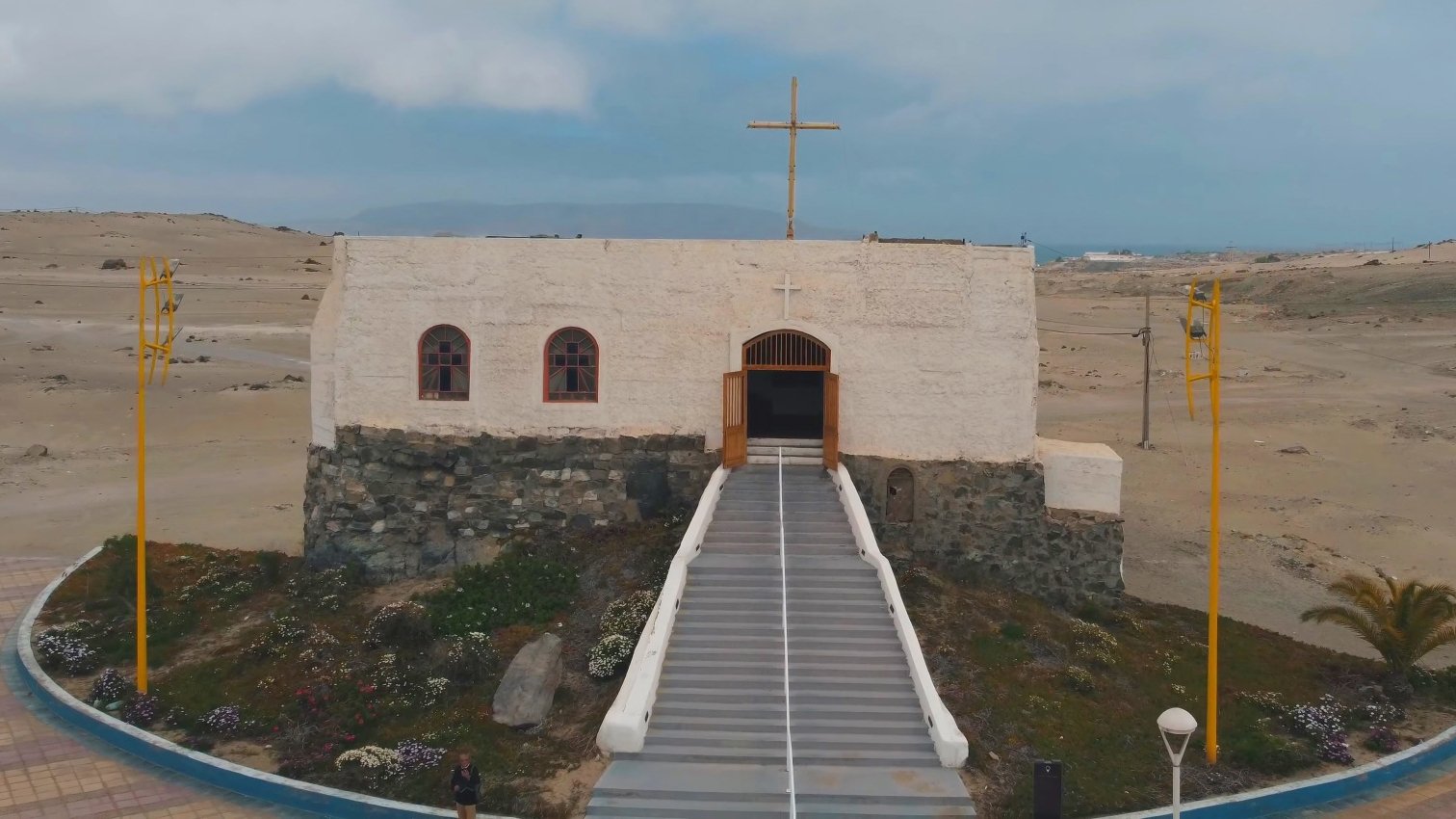 Cien Años del Padre Negro en Atacama Background