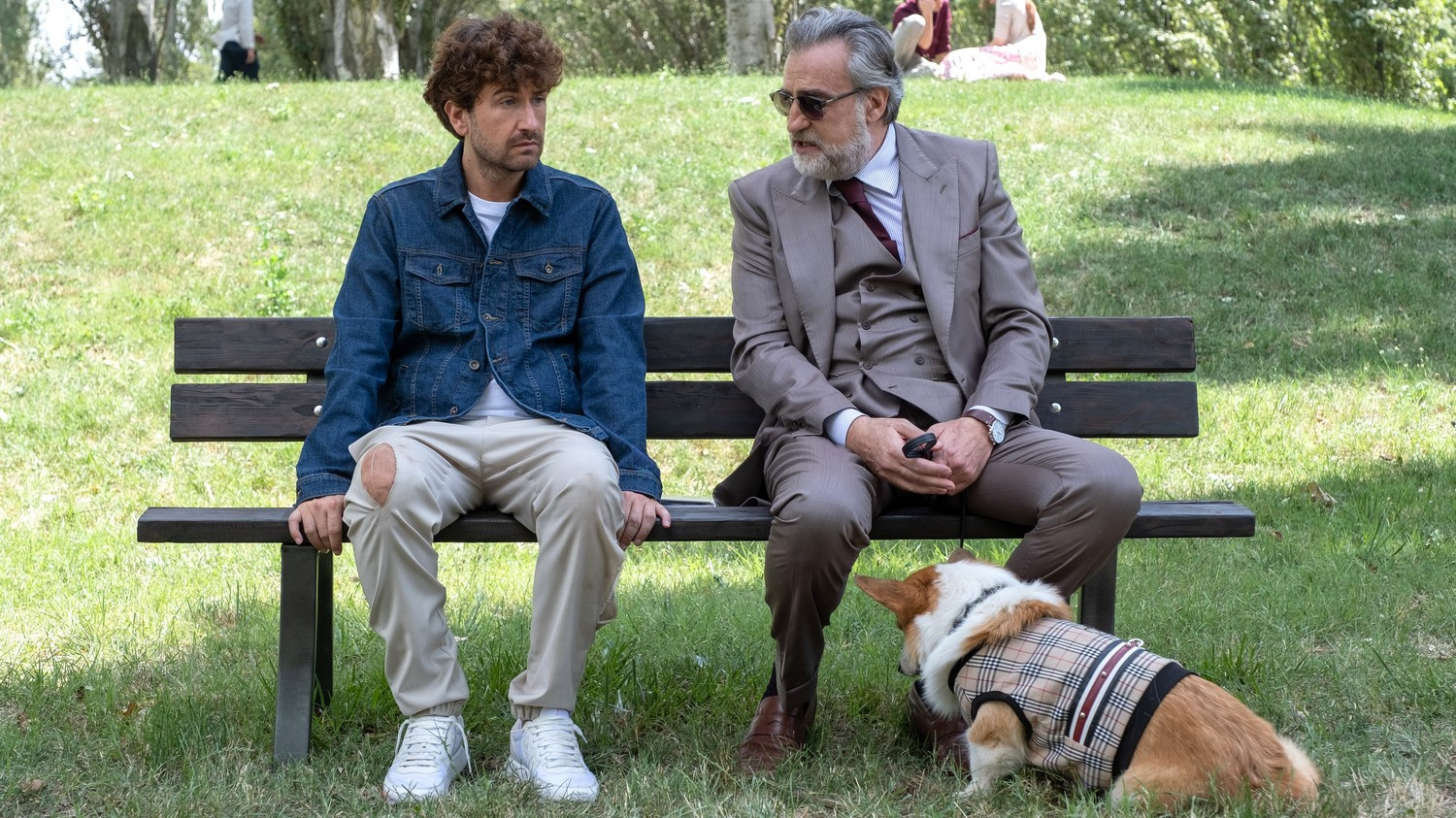 Tramite amicizia Background