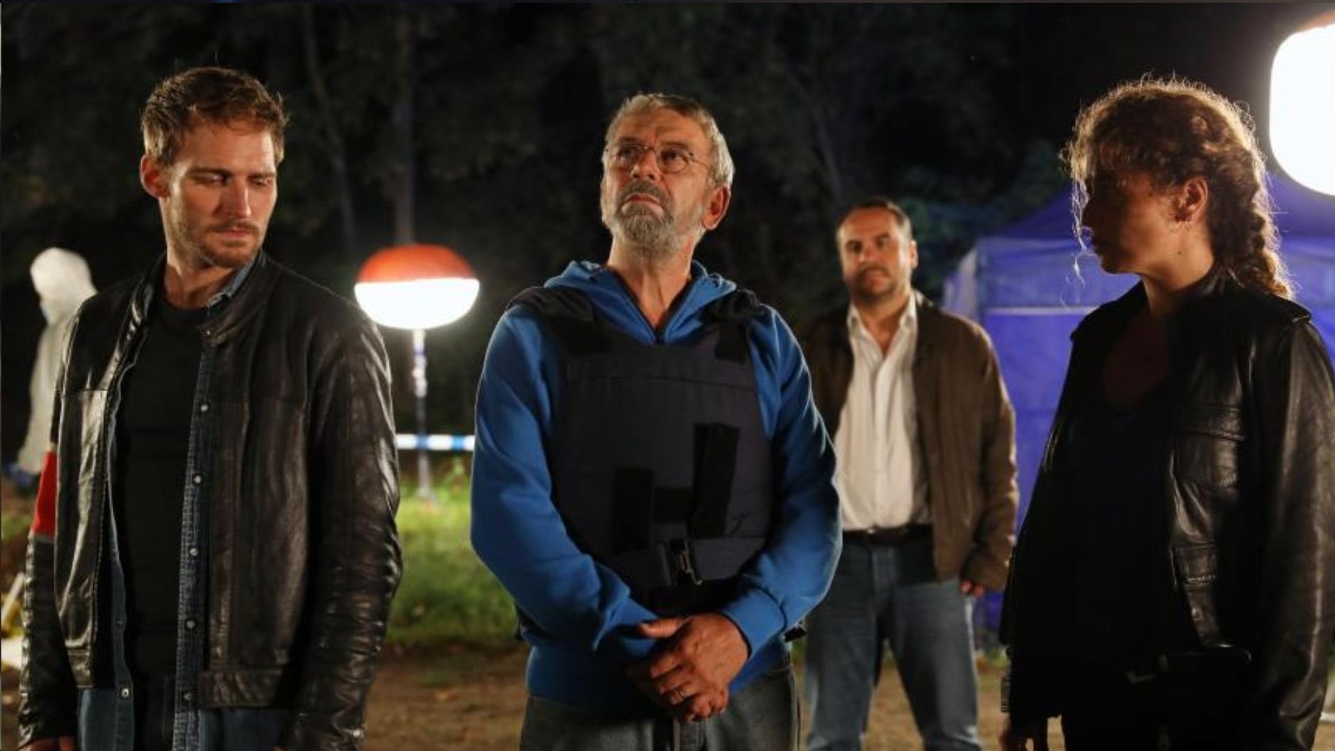 La Traque Background