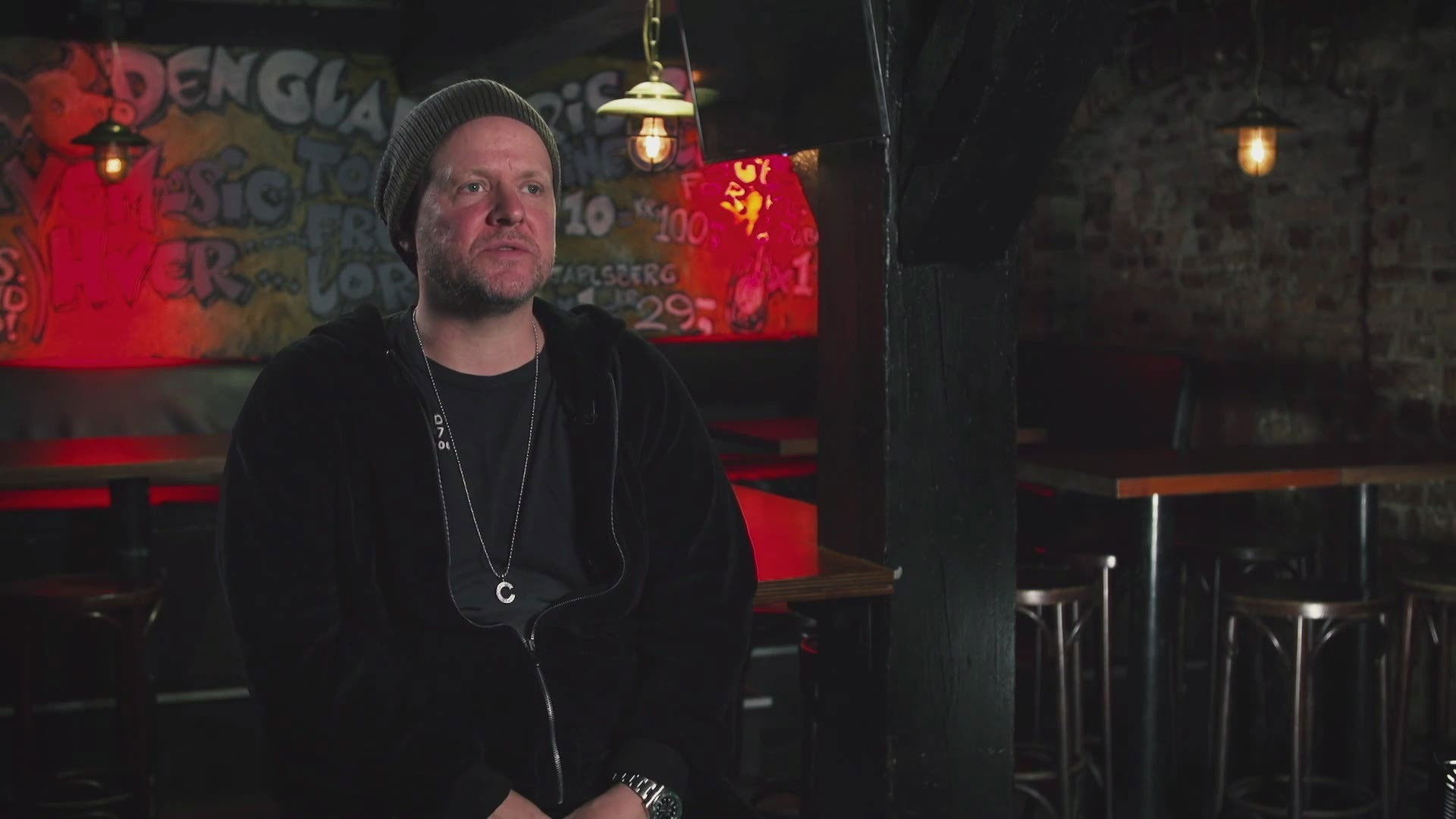 Anders Matthesen - Anden taler ud Background