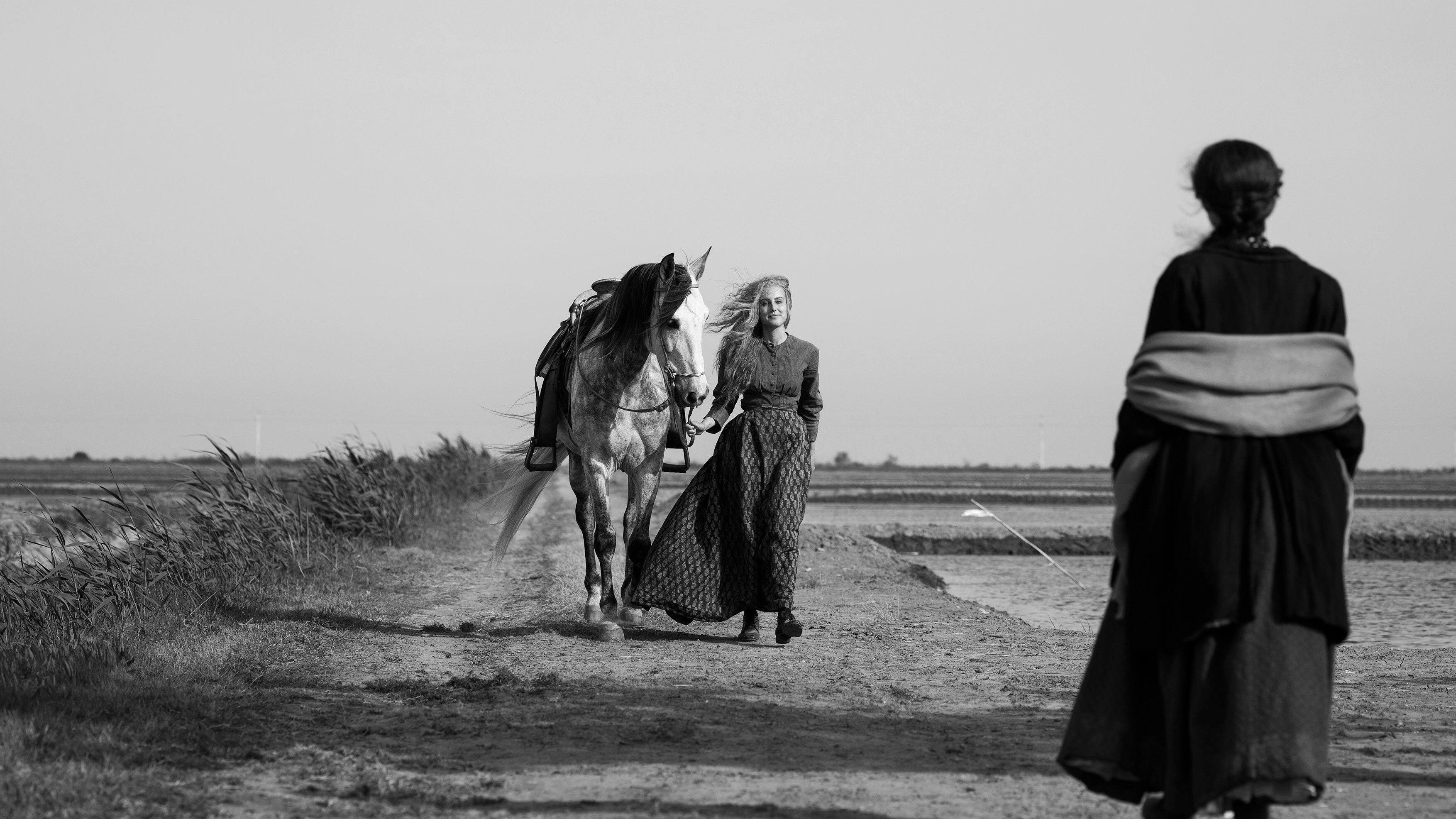 Elisa y Marcela Background