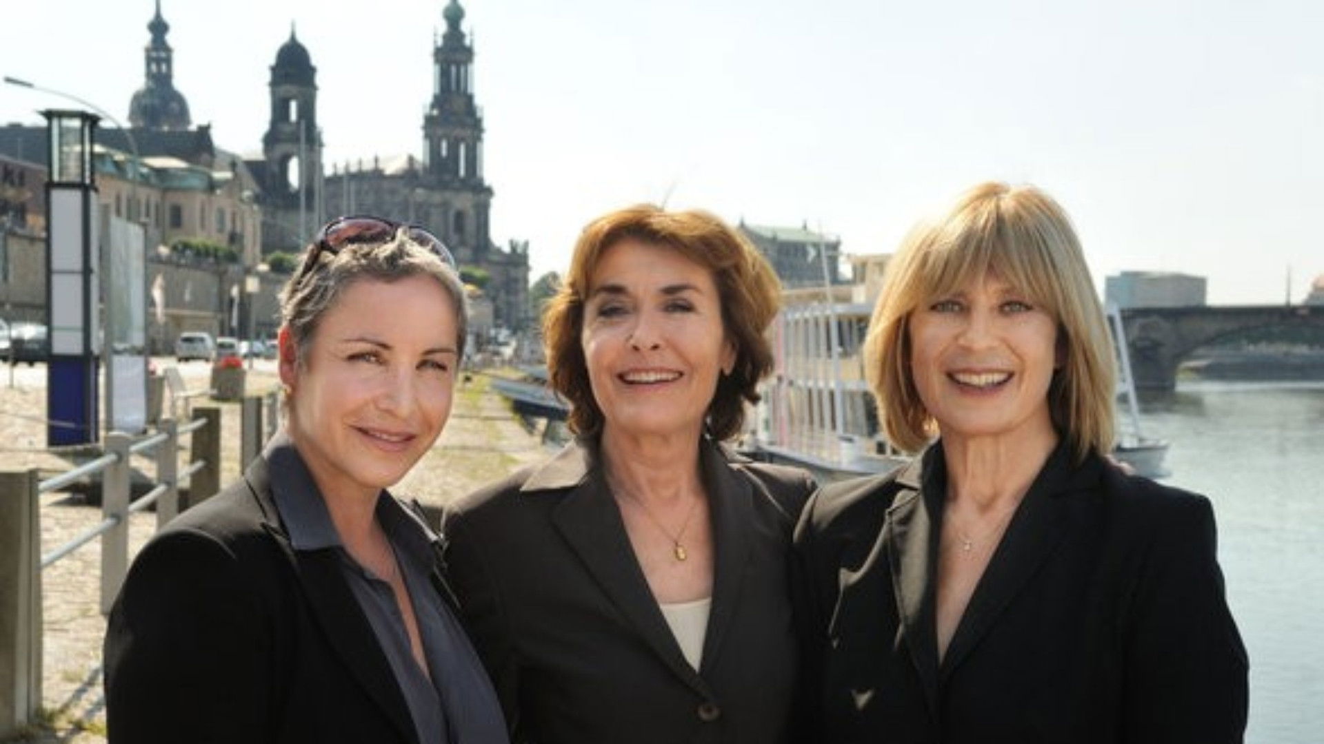 Herzdamen an der Elbe Background