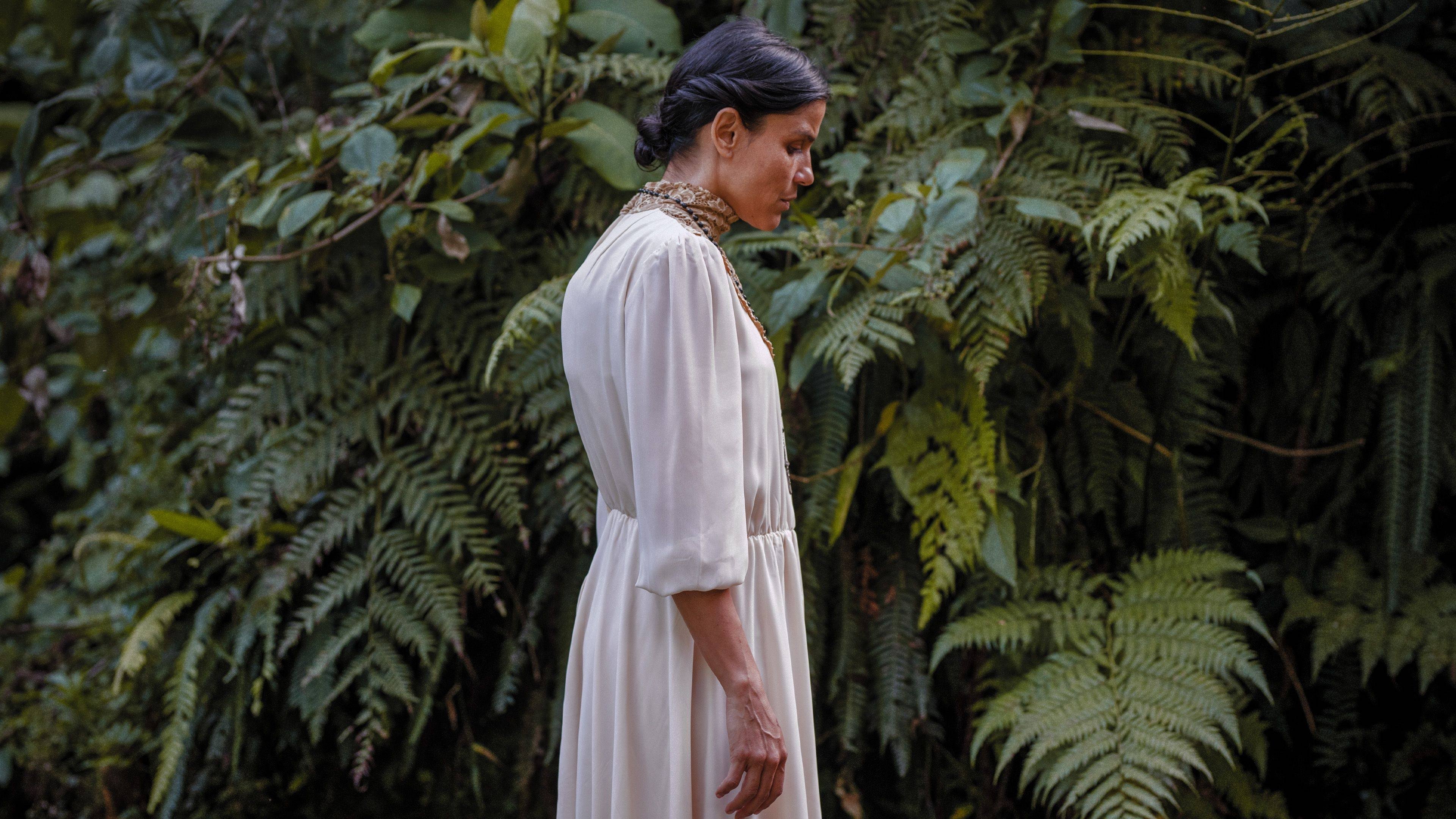 Clara Sola Background