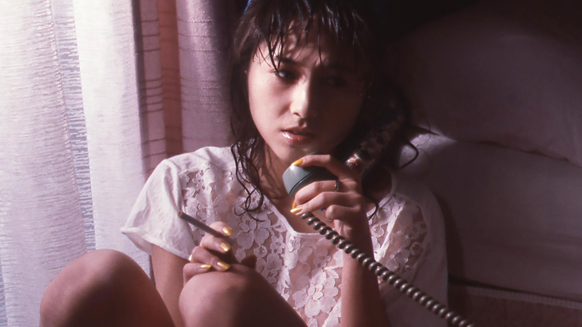 Waisetsuna onna: kuroi hada ni naku Background