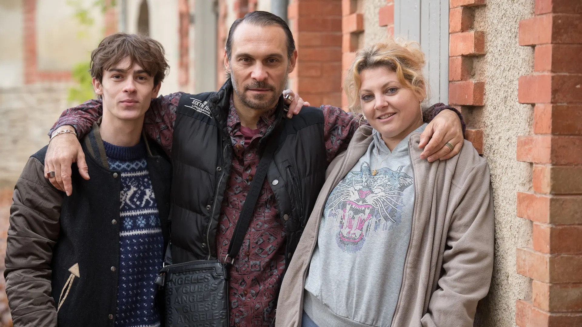 Les Malvenus Background