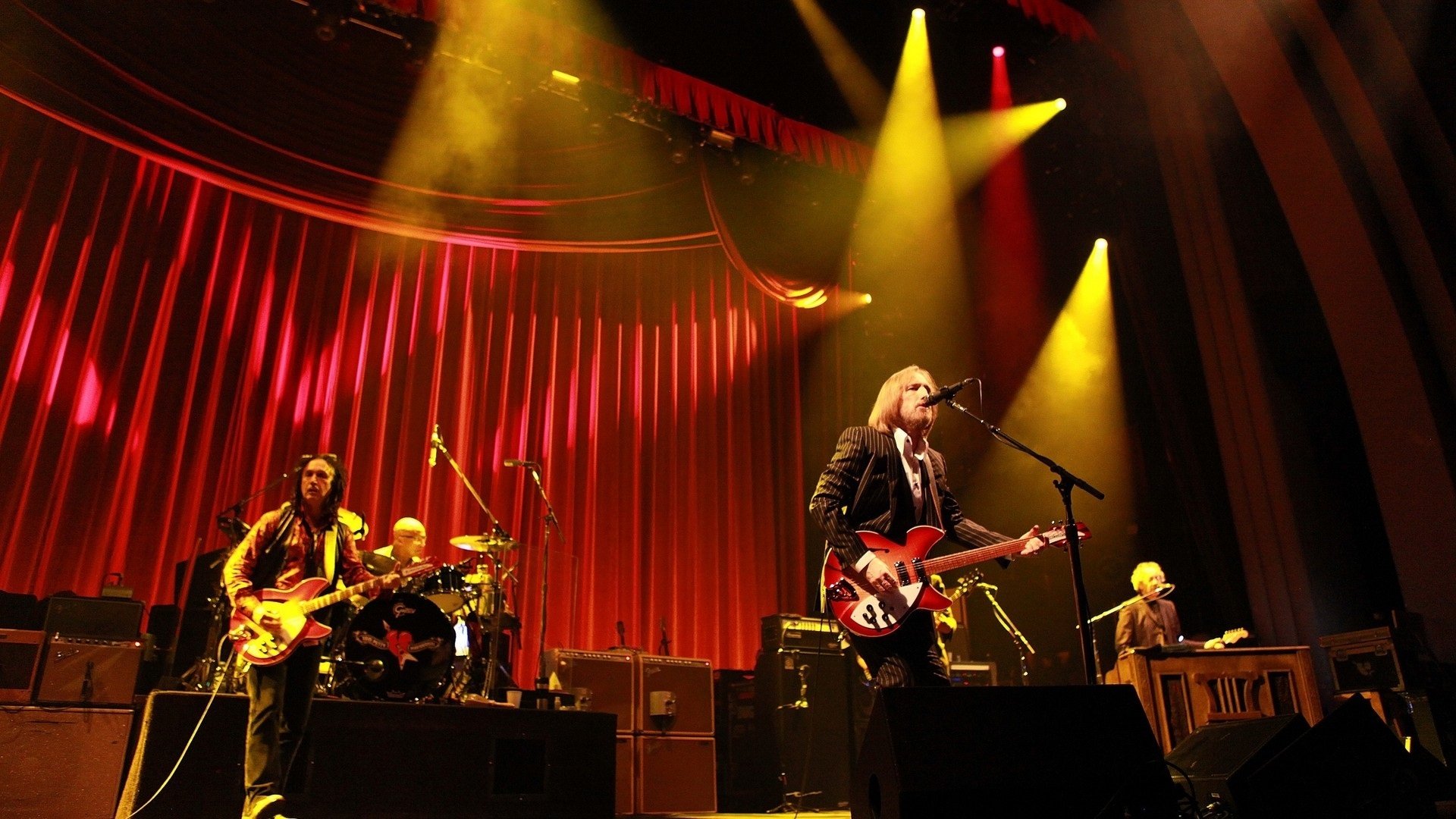 Tom Petty And The Heartbreakers: Live in Concert Background