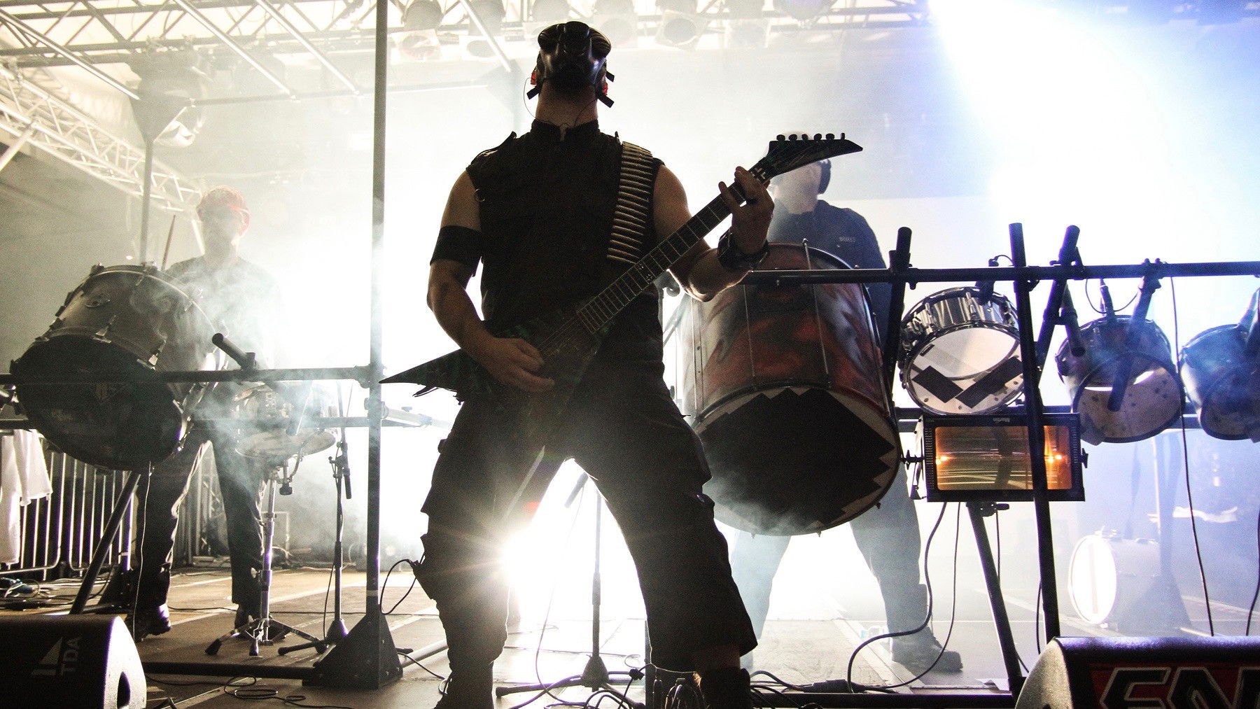 Feindflug - ...Hinter Feindlichen Linien Background