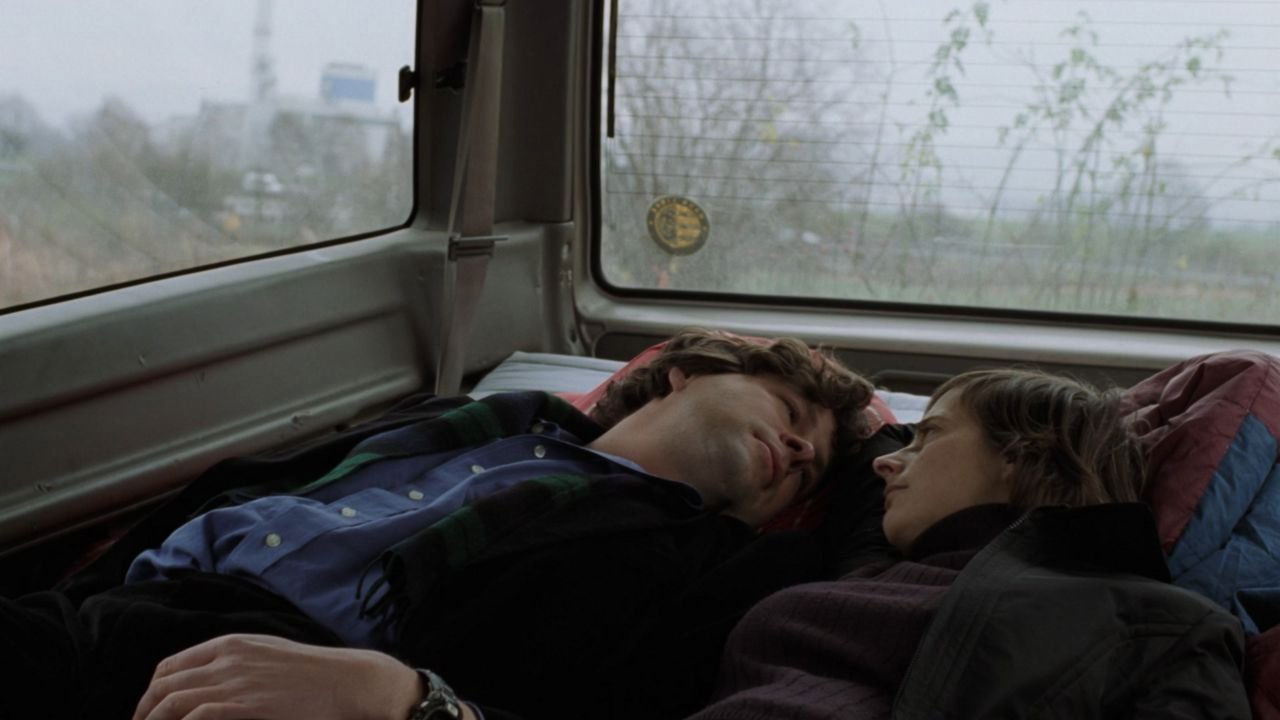 Windows on Monday Background