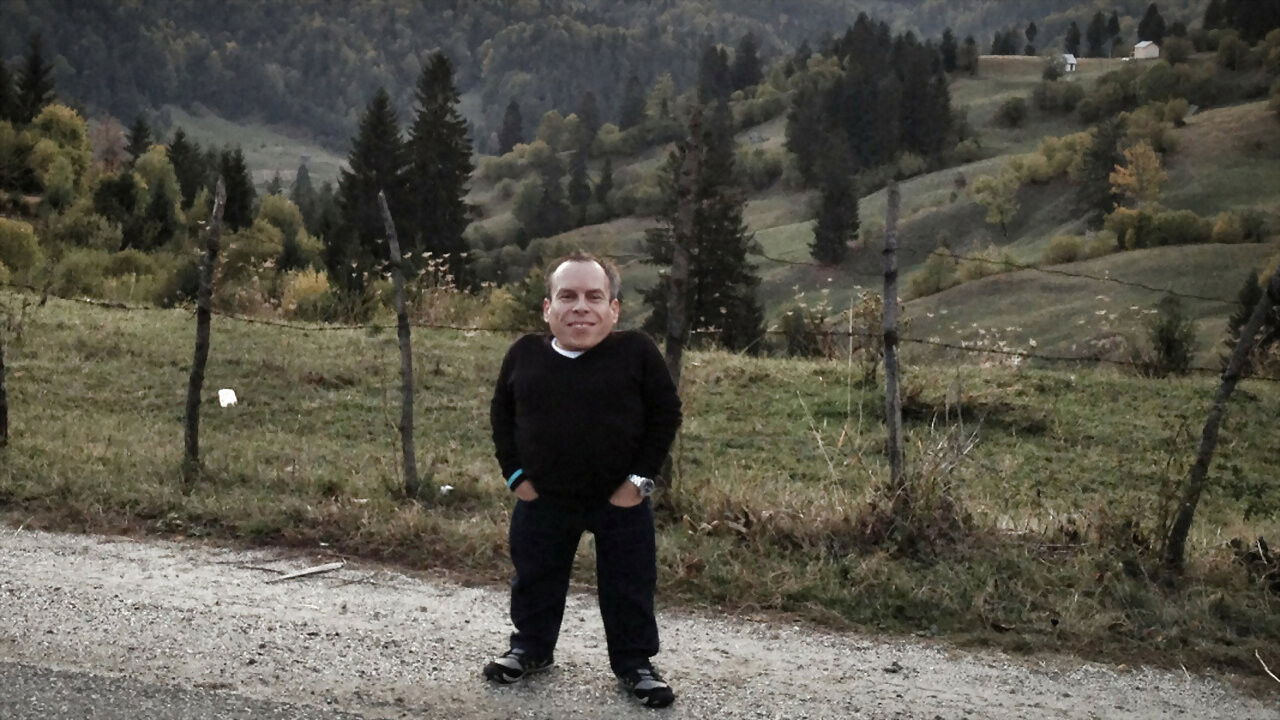Warwick Davis and the Seven Dwarfs of Auschwitz Background