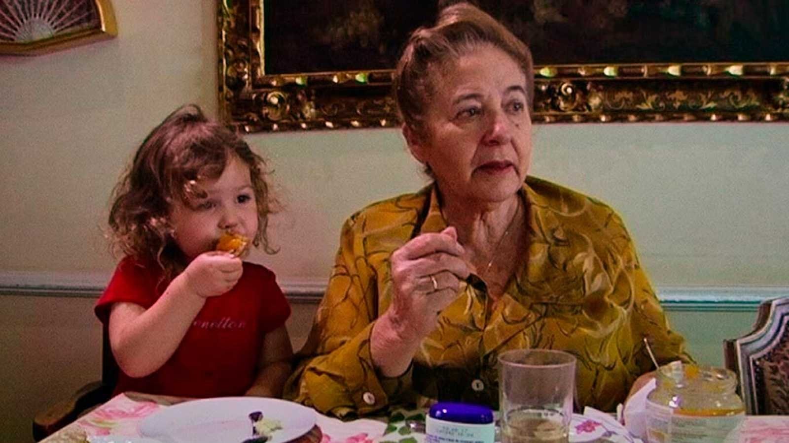 Muchos hijos, un mono y un castillo Background